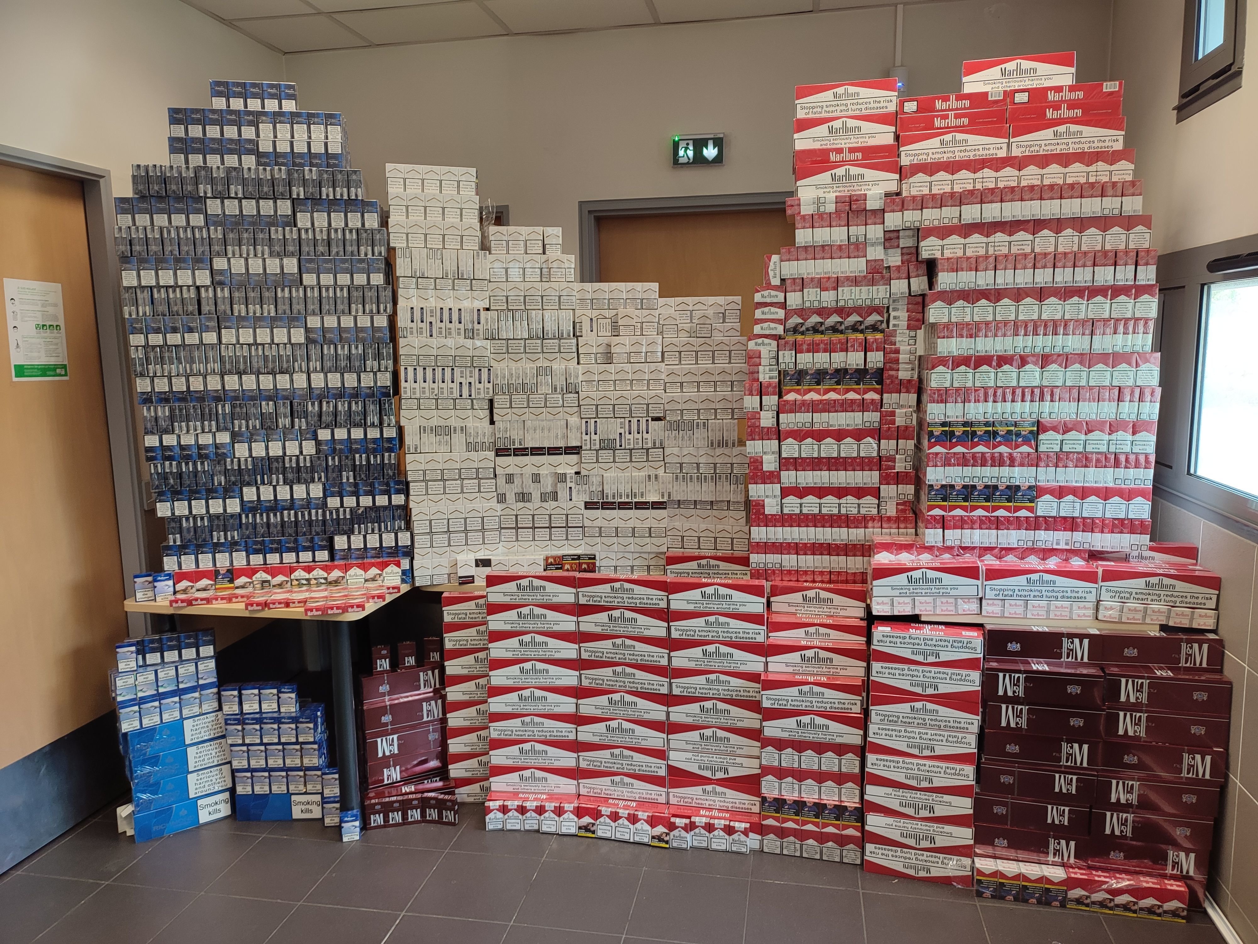 Commissariat de Sarcelles. Le 21 mai dernier, les policiers ont saisi près de 1000 cartouches de cigarettes chez un fournisseur de vendeurs à la sauvette. DR