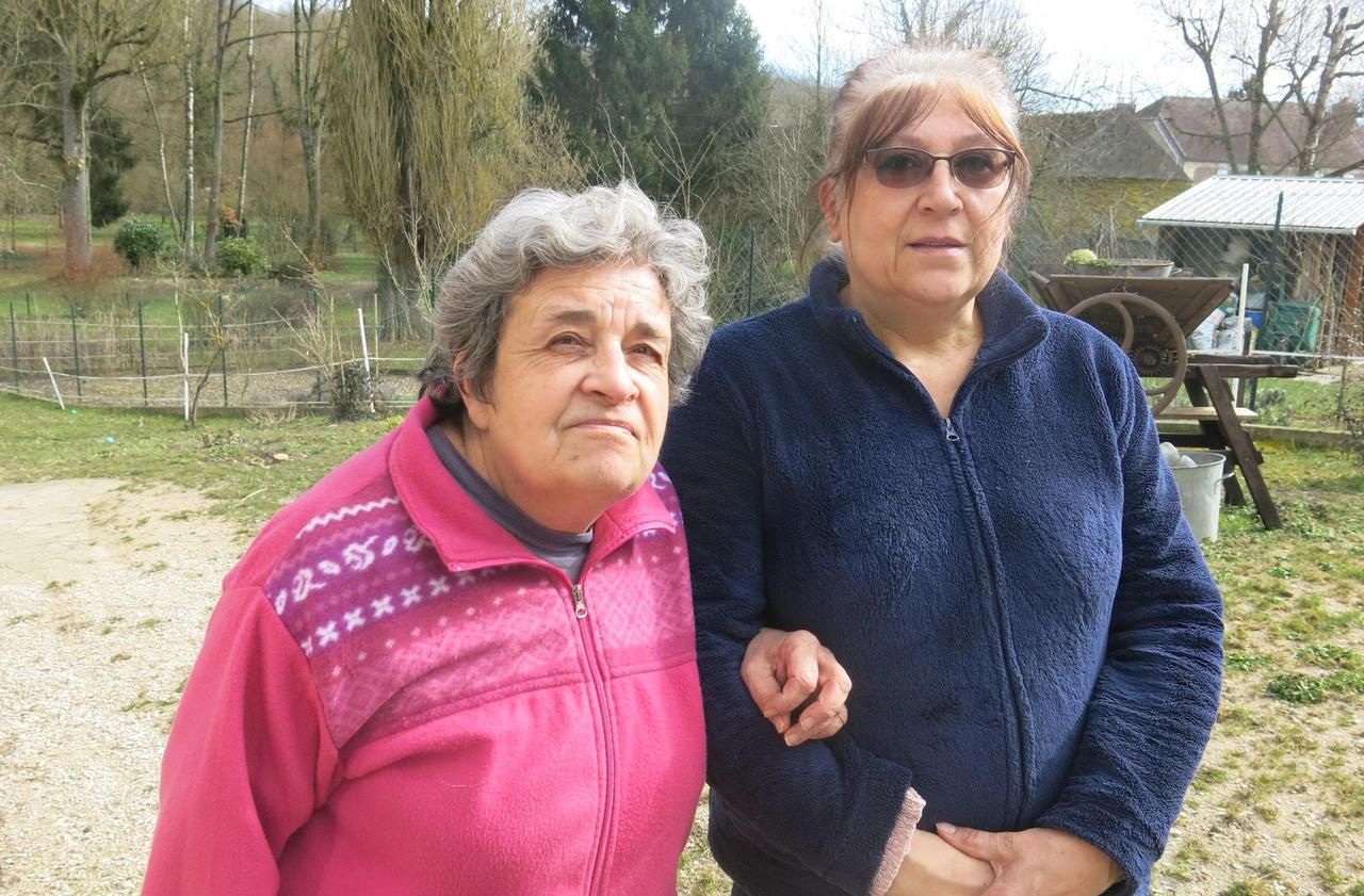 <b></b> Saint-Loup-de-Naud, ce lundi. Un an après l’explosion qui a coûté la vie à son mari Michel et son petit-fils Matthew, Bernadette Charbonnier (en rose à côté de son amie et voisine Maryvonne) réclame de connaître la vérité sur les raisons de l’explosion de la Peugeot 107 de son mari.