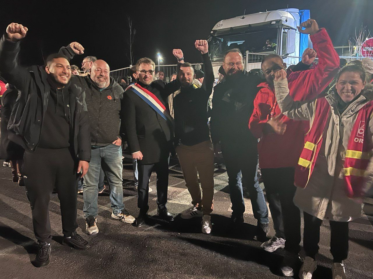 Brétigny-sur-Orge, dans la nuit du mercredi 22 au jeudi 23 mars 2023. Une centaine de manifestants a bloqué la sortie des camions de l'entrepôt Amazon, cette nuit, pendant près de cinq heures. Plusieurs élus locaux, dont le député de la 10e circonscription de l'Essonne, Antoine Léaument (Nupes) a rejoint le mouvement des salariés en solidarité. Ivan Carreno