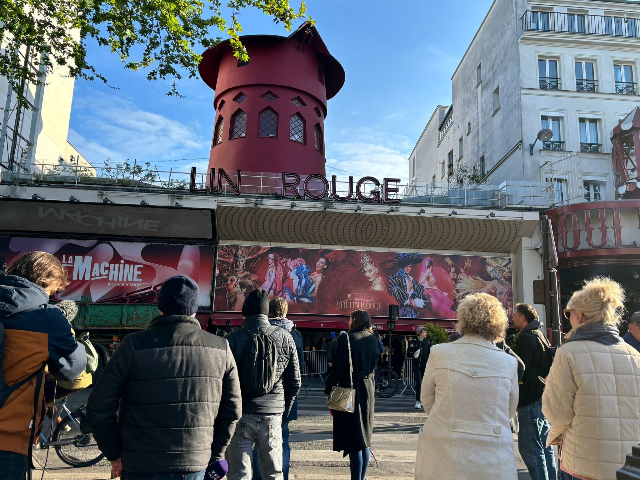 Paris (XVIIIe), ce jeudi. Le Moulin Rouge a perdu ses ailes dans la nuit du 24 au 25 avril. LP/Candice Doussot