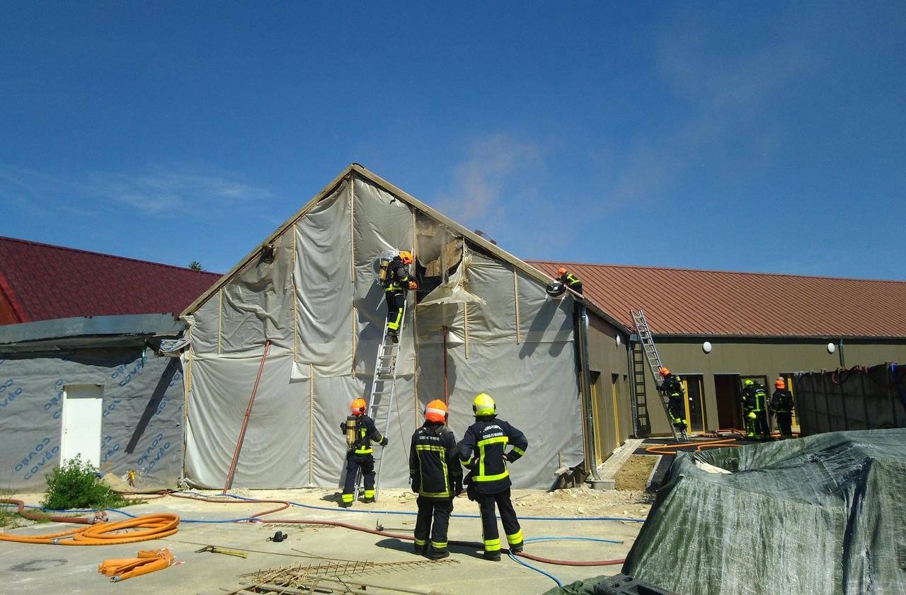 <b></b> Bray-sur-Seine, ce mardi après-midi. L’incendie a eu lieu sur le chantier d'extension de l'école Jehan-de-Brie.