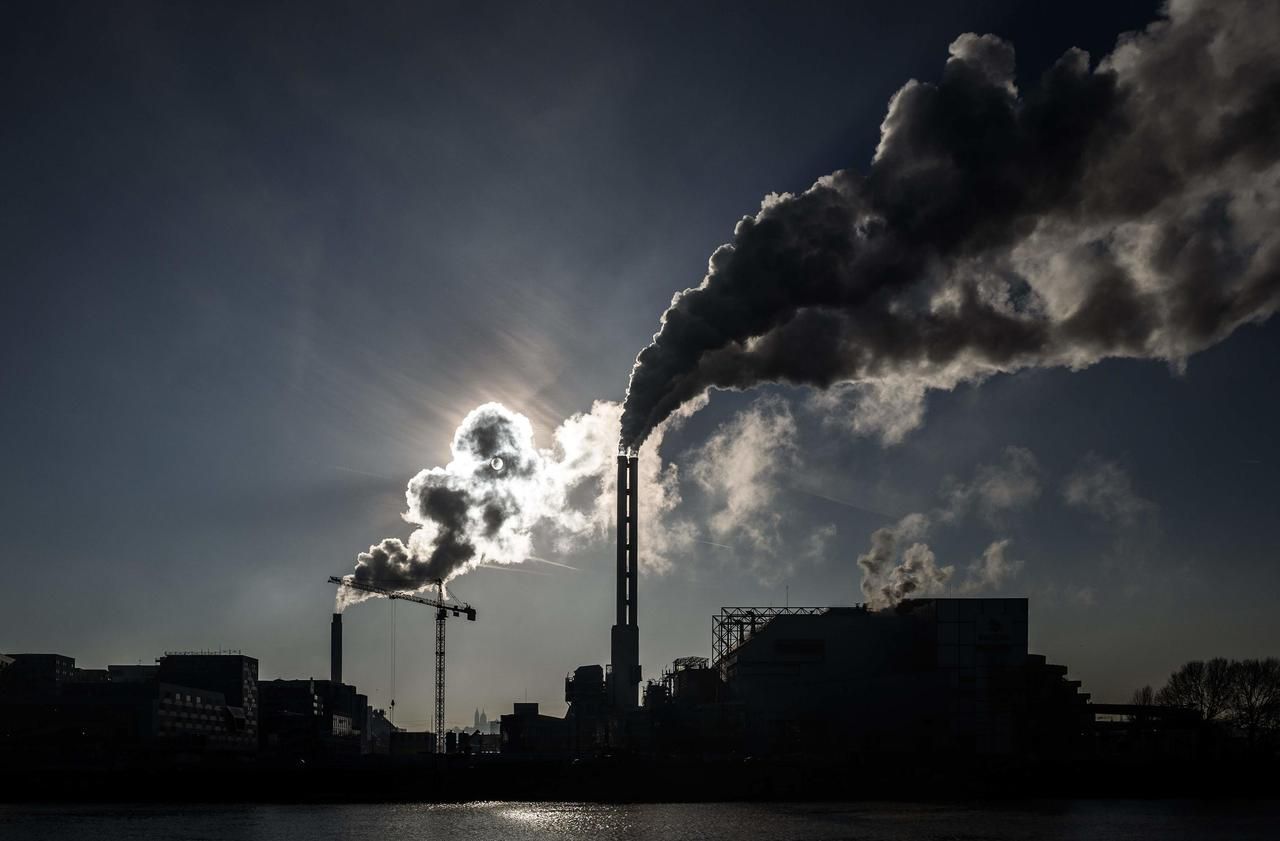 Des scientifiques réfléchissent à créer une ombre artificielle sur la surface de la Terre pour agir sur le climat alors que les émissions de gaz à effet de serre sont toujours aussi importantes (Illustration). AFP/Philippe Lopez