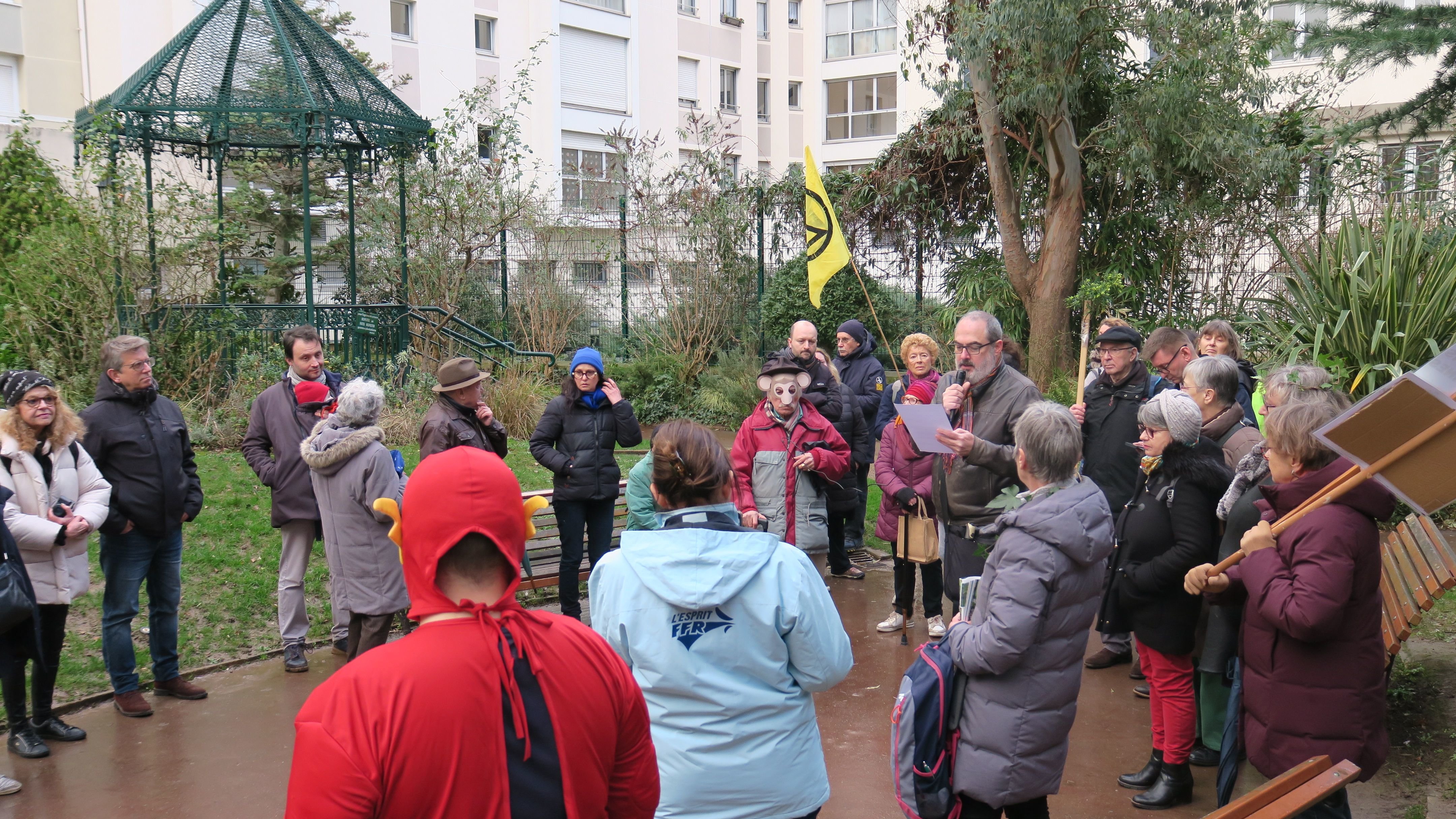 Montrouge, dimanche 11 février. Élus d'opposition, membres du collectif Capaj ou simples habitants… une cinquantaine de manifestants se sont réunis dans le square Robert-Schuman. LP/H.D.