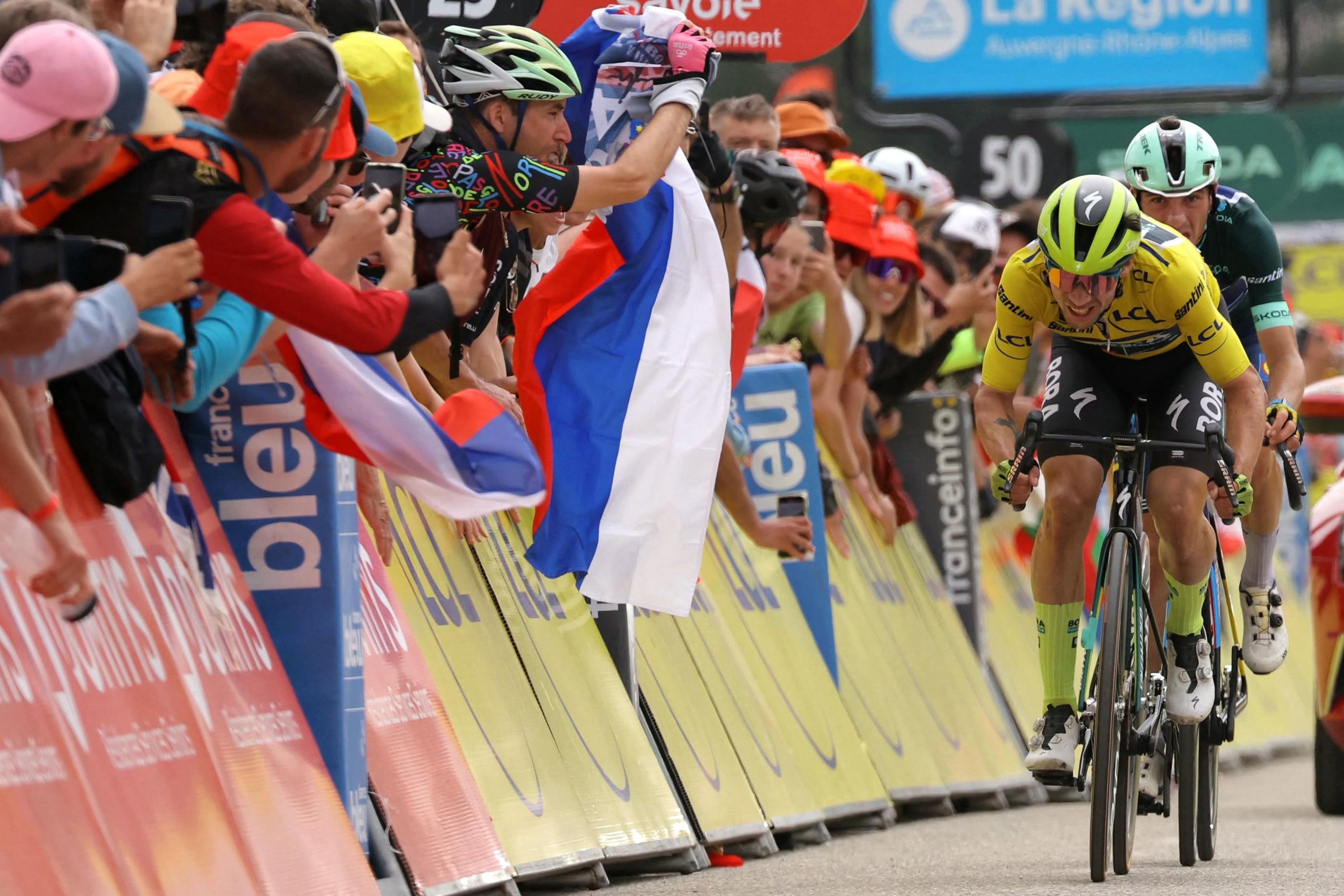 Primoz Roglic a terminé au sprint pour sauver son maillot jaune. AFP/Thomas Samson