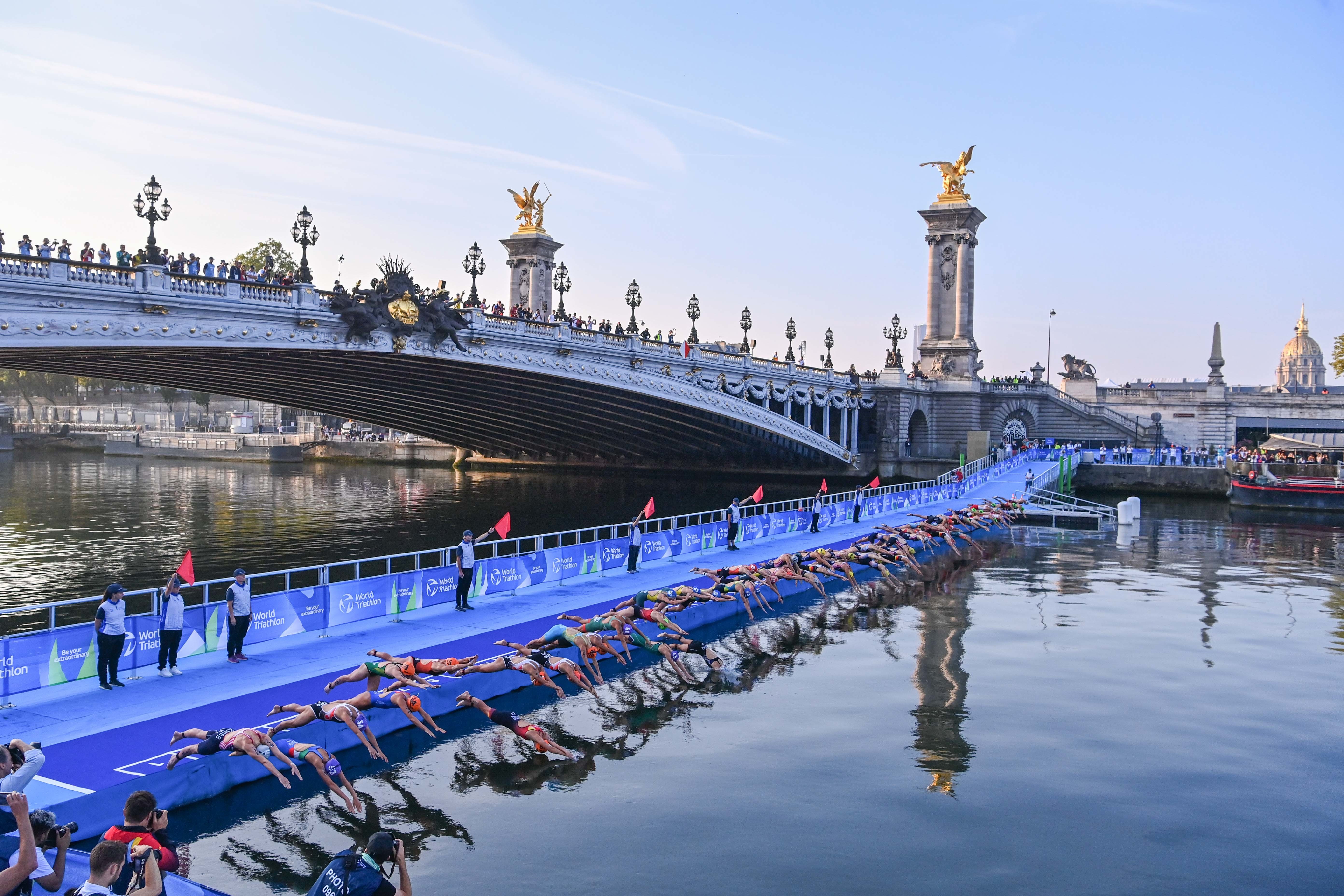 Quatre «points» sont suivis quotidiennement pour surveiller la qualité de l'eau de la Seine, comme ici le pont Alexandre III. Plusieurs épreuves tests pour les JO ont dû être annulées à cause d'une qualité de l'eau dégradée. Icon Sport