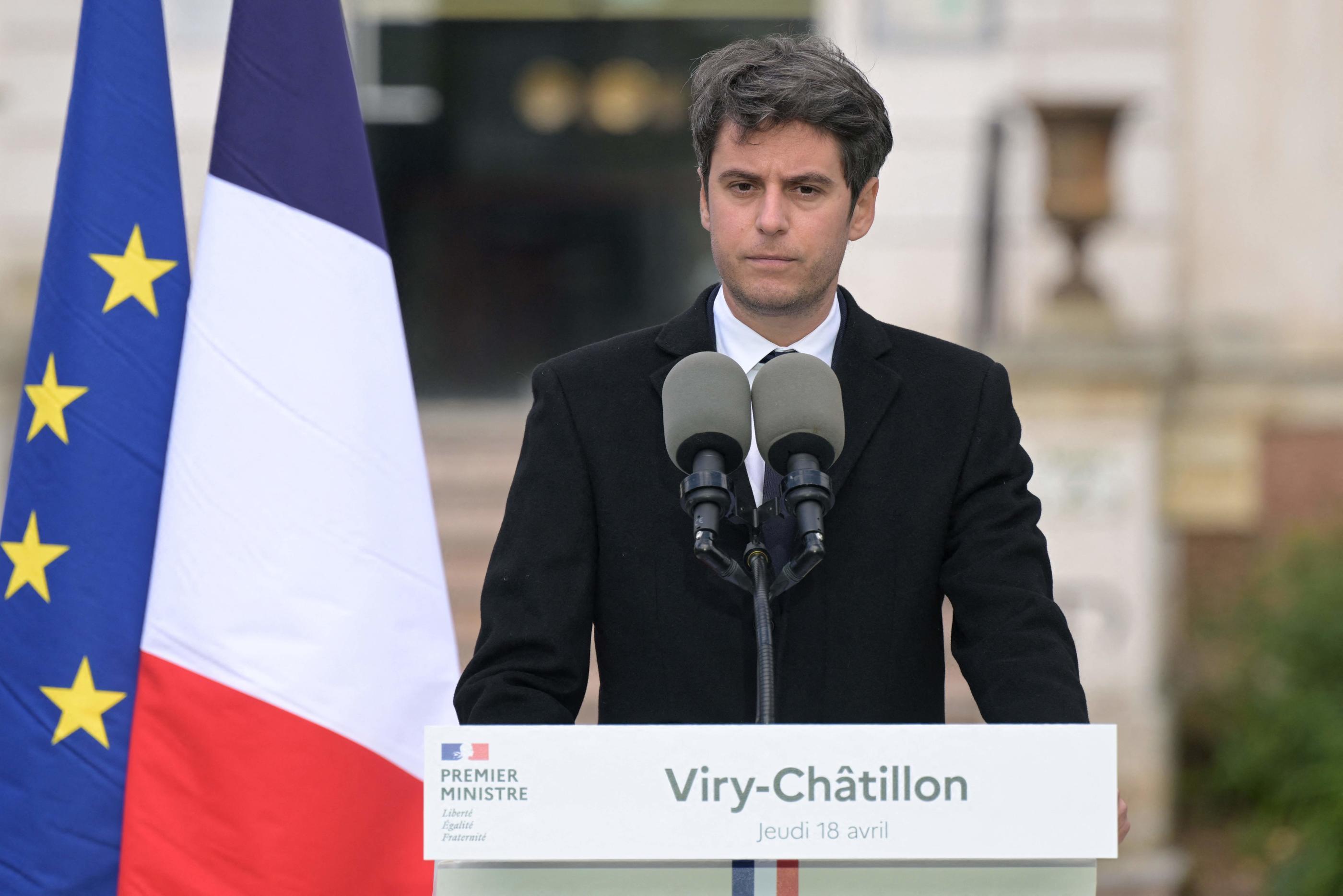Pour son centième jour à Matignon, Gabriel Attal a tenu, ce jeudi à 11 heures, un long discours devant le parvis de l’hôtel de ville de Viry-Châtillon (Essonne). Bertrand GUAY / AFP
