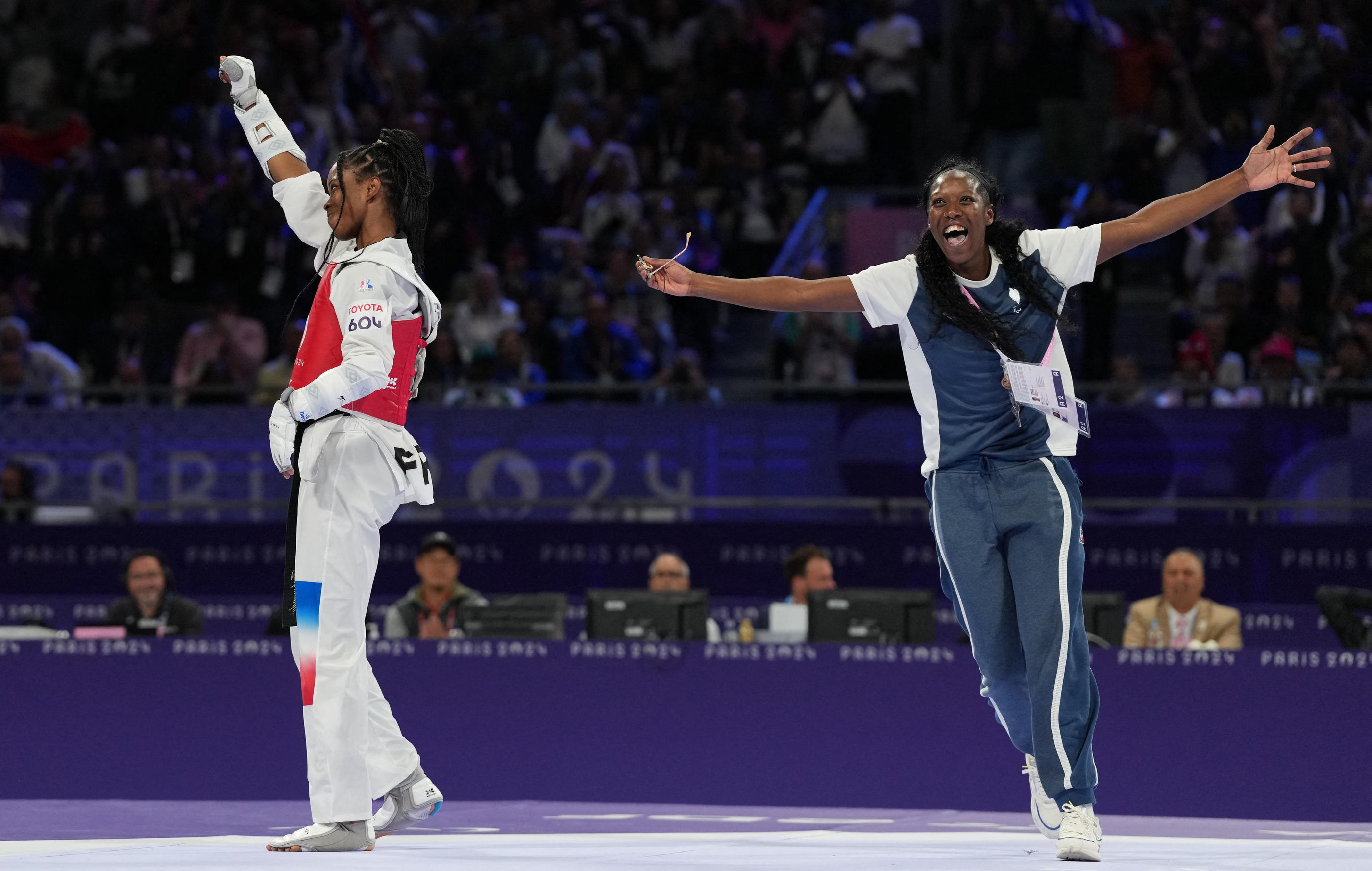 Djelika Diallo, en argent vendredi soir, et sa coach Haby Niaré, vice-championne olympique huit ans plus tôt. REUTERS/Maja Smiejkowska