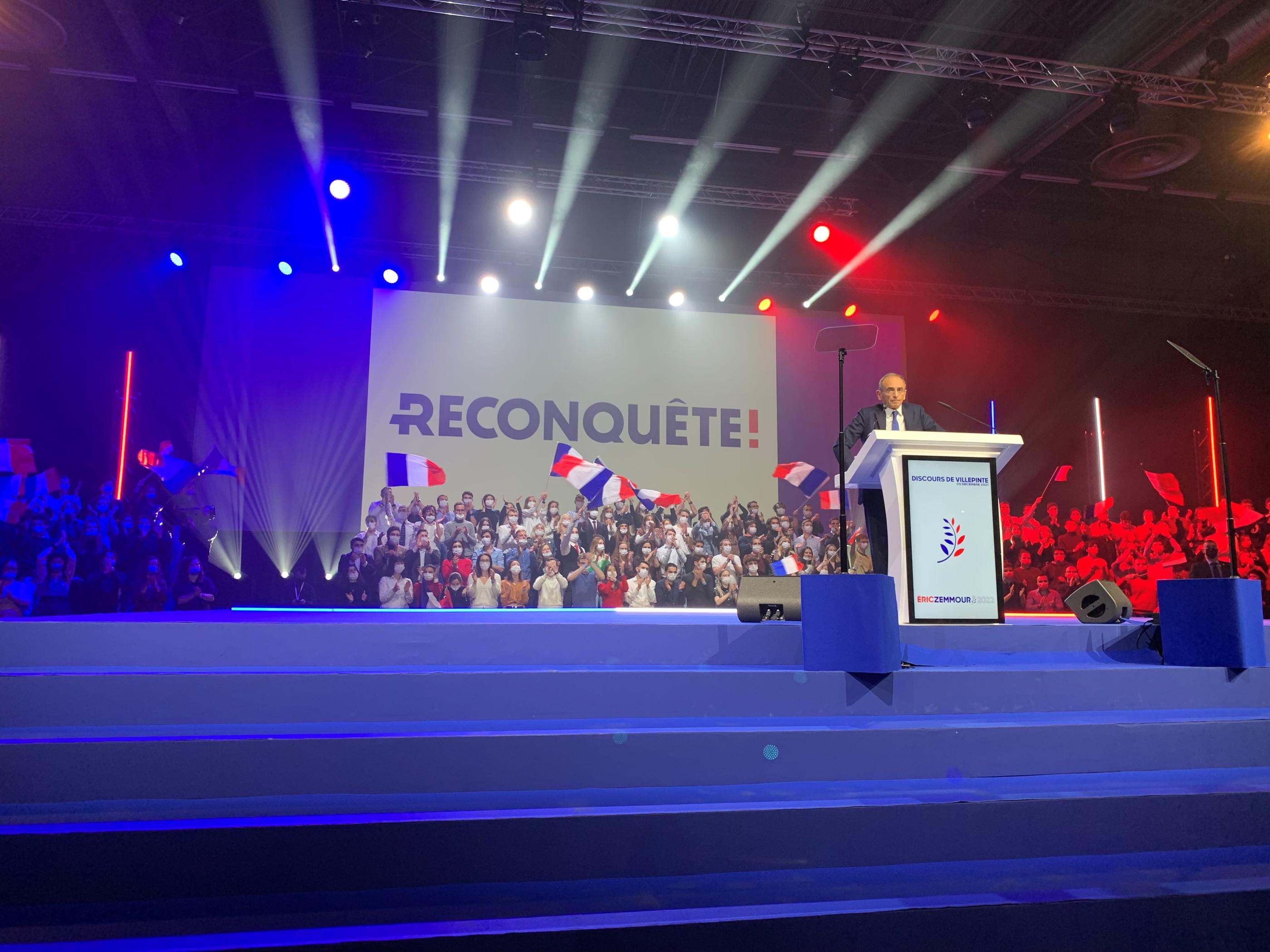 Une dizaine de milliers de fans, drapeaux bleu-blanc-rouge aux poings, sont venus assister au véritable lancement de la campagne présidentielle d'Éric Zemmour ce dimanche. LP/Delphine Goldsztejn