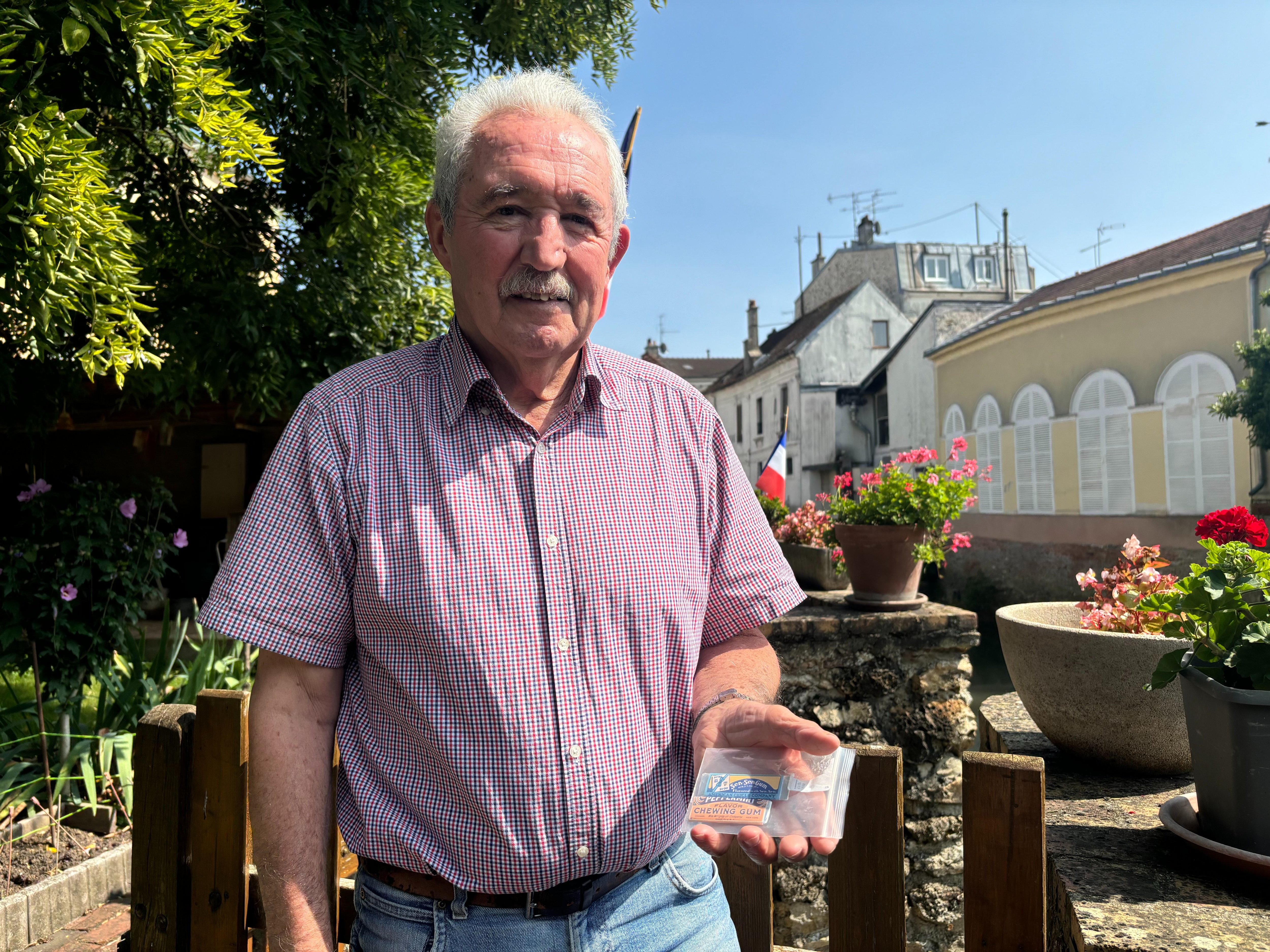 Coulommiers, jeudi 22 août. Alors qu'il avait 4 ans, Robert Gohin a rencontré le capitaine Burton W. Benz, qui, avant de mourir, lui a caressé les cheveux et lui a offert un chewing-gum comme ceux-ci. LP/C.L.