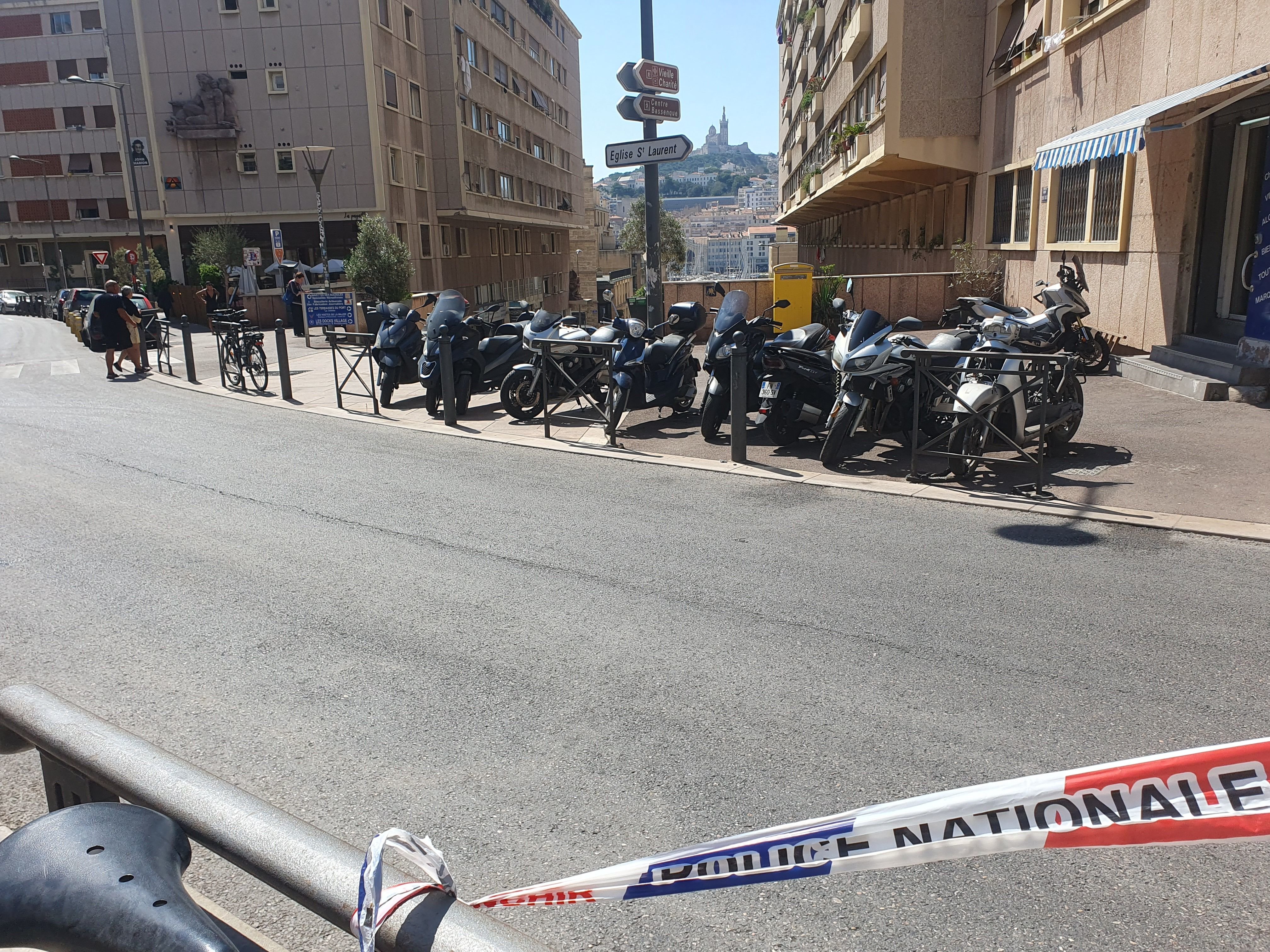 Marseille, ce dimanche 4 août. Le choc mortel entre une voiture et le scooter de deux voleurs a eu lieu dans la nuit devant la très touristique place de Lenche. LP/Marc Leras