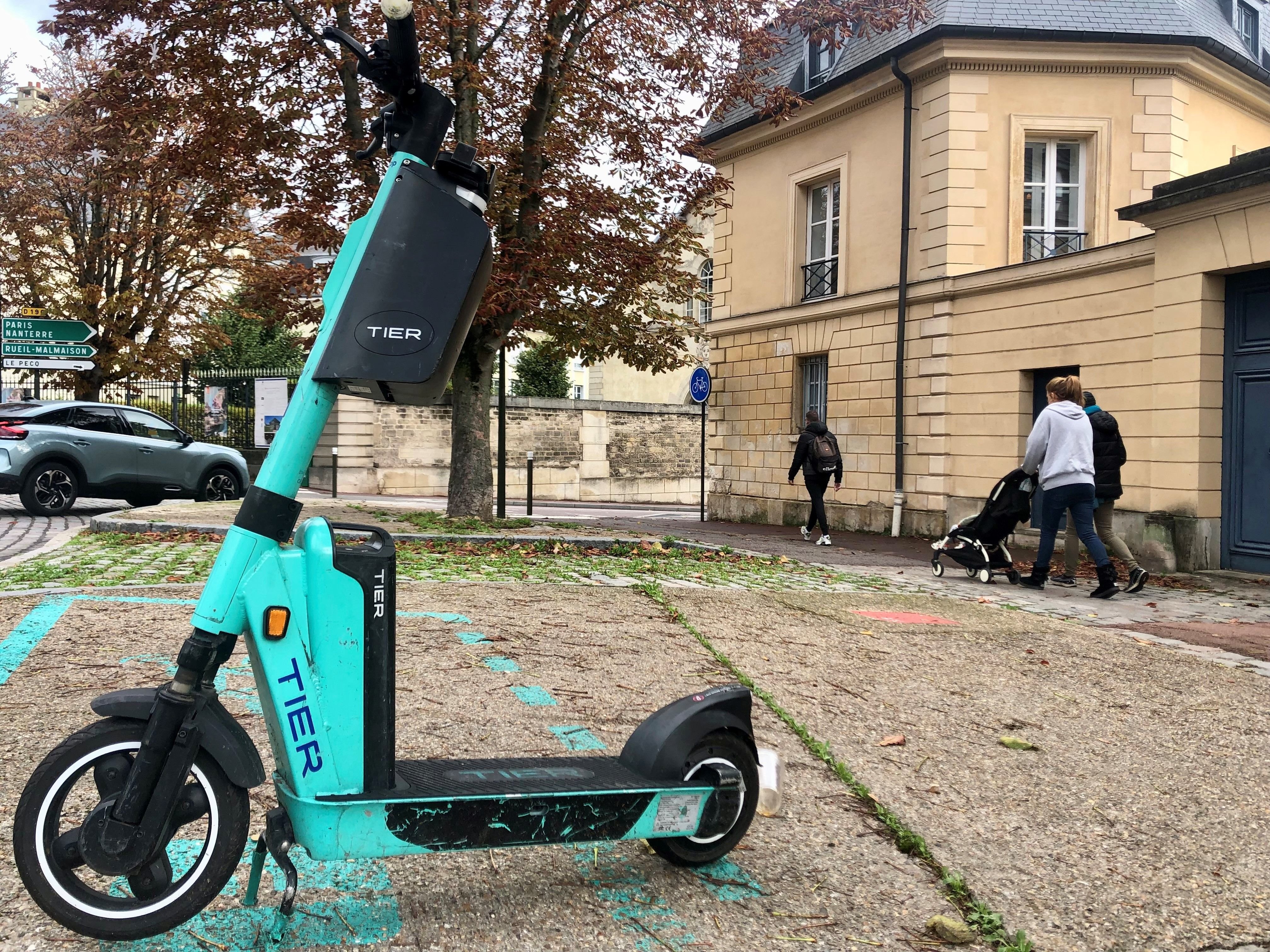 Le Pecq (Yvelines). Les trottinettes et vélos électriques turquoises de Tier Mobility restent aux portes de Saint-Germain. Ailleurs dans l'agglo, l'entreprise juge ses débuts excellents. LP/Sébastien Birden