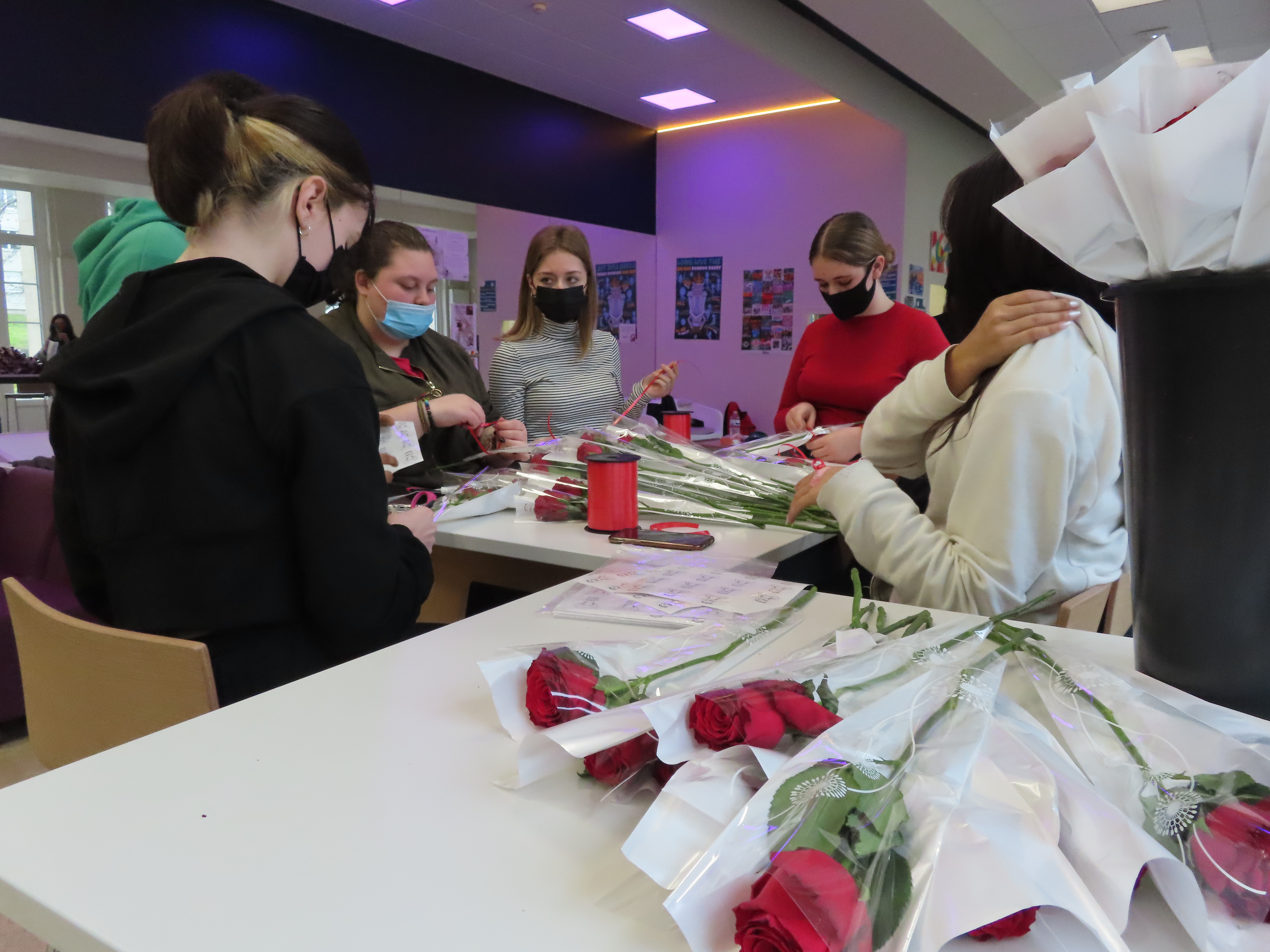 Parmi leurs actions solidaires, les élèves du lycée Jules-Uhry de Creil vont vendre des roses au profit de l'association "Pour un sourire". LP/Hervé Sénamaud
