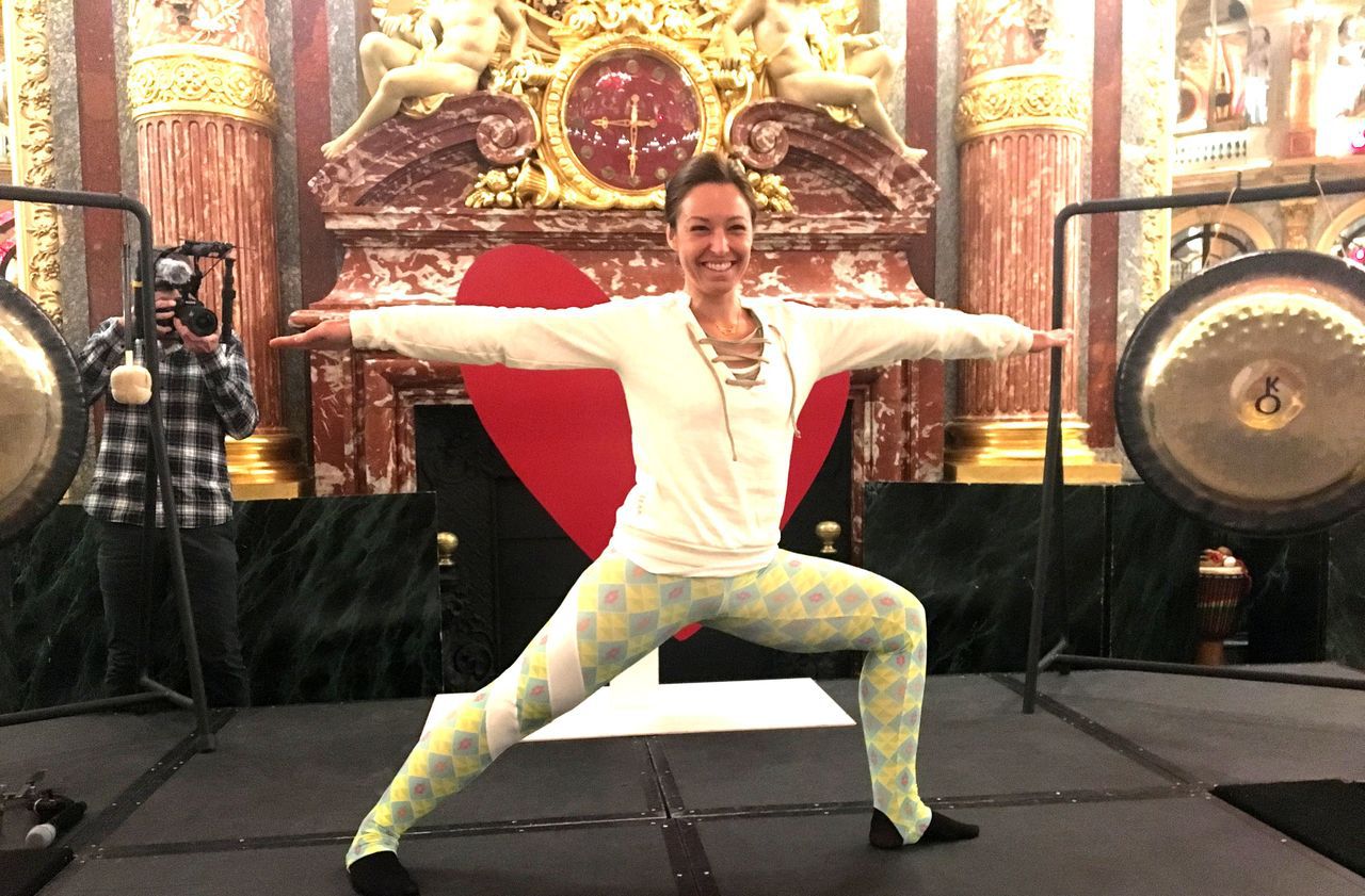 <b></b> Natasha St Pier participe dans le salon de l’Hôtel Intercontinental à Paris, où 200 personnes ont testé le Kundalini Yoga.