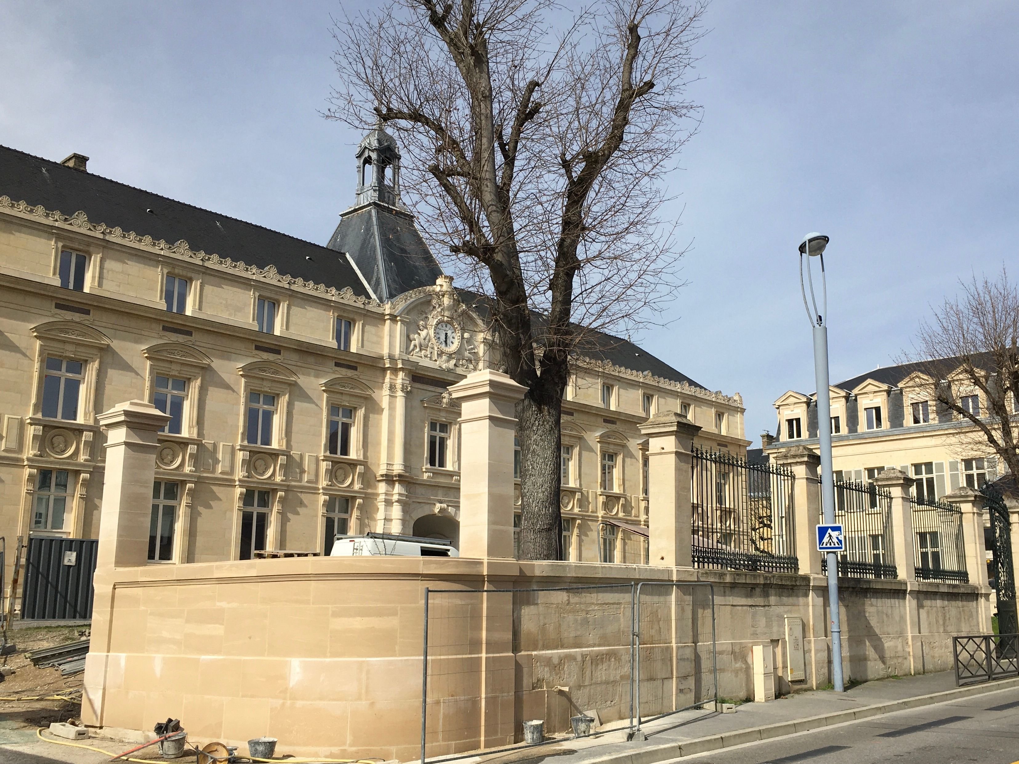 Le bâtiment historique du collège Université situé dans le coeur du centre-ville de Reims. C'est dans cet établissement rémois qu'une agression aurait eu lieu mardi dernier./LP/Marie Blanchardon