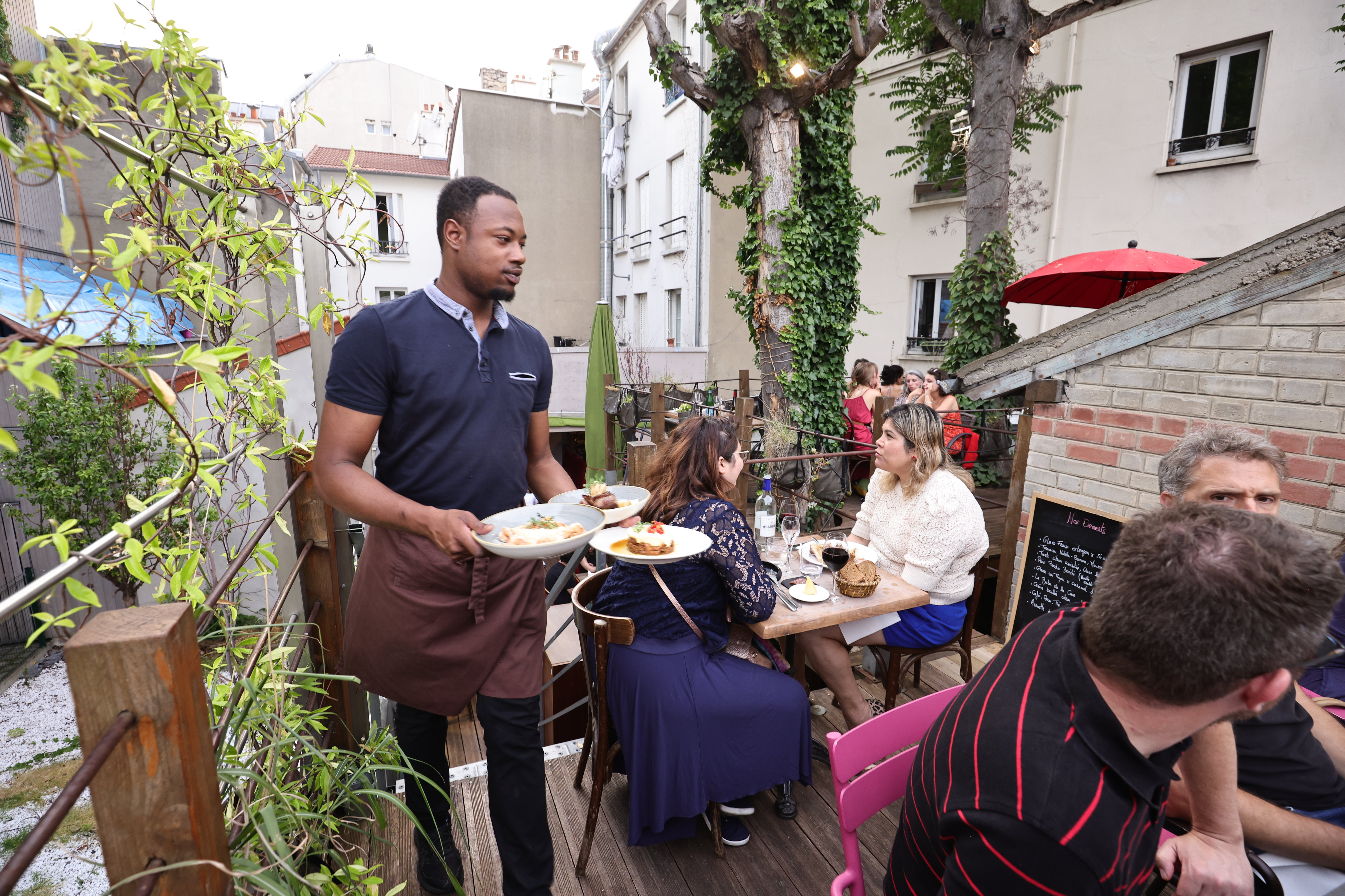 Bien à l'abri dans la rue de Paris, à Montreuil (Seine-Saint-Denis), la terrasse de la CaVe propose des plats succulents dans un cadre convivial. LP/Olivier Arandel