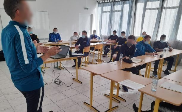 Daniel G, ex-patron des arbitres de football de la Ligue de Paris - Île-de-France, ici face à des jeunes en formation, a été démis de ses fonctions à l'été 2022. DR