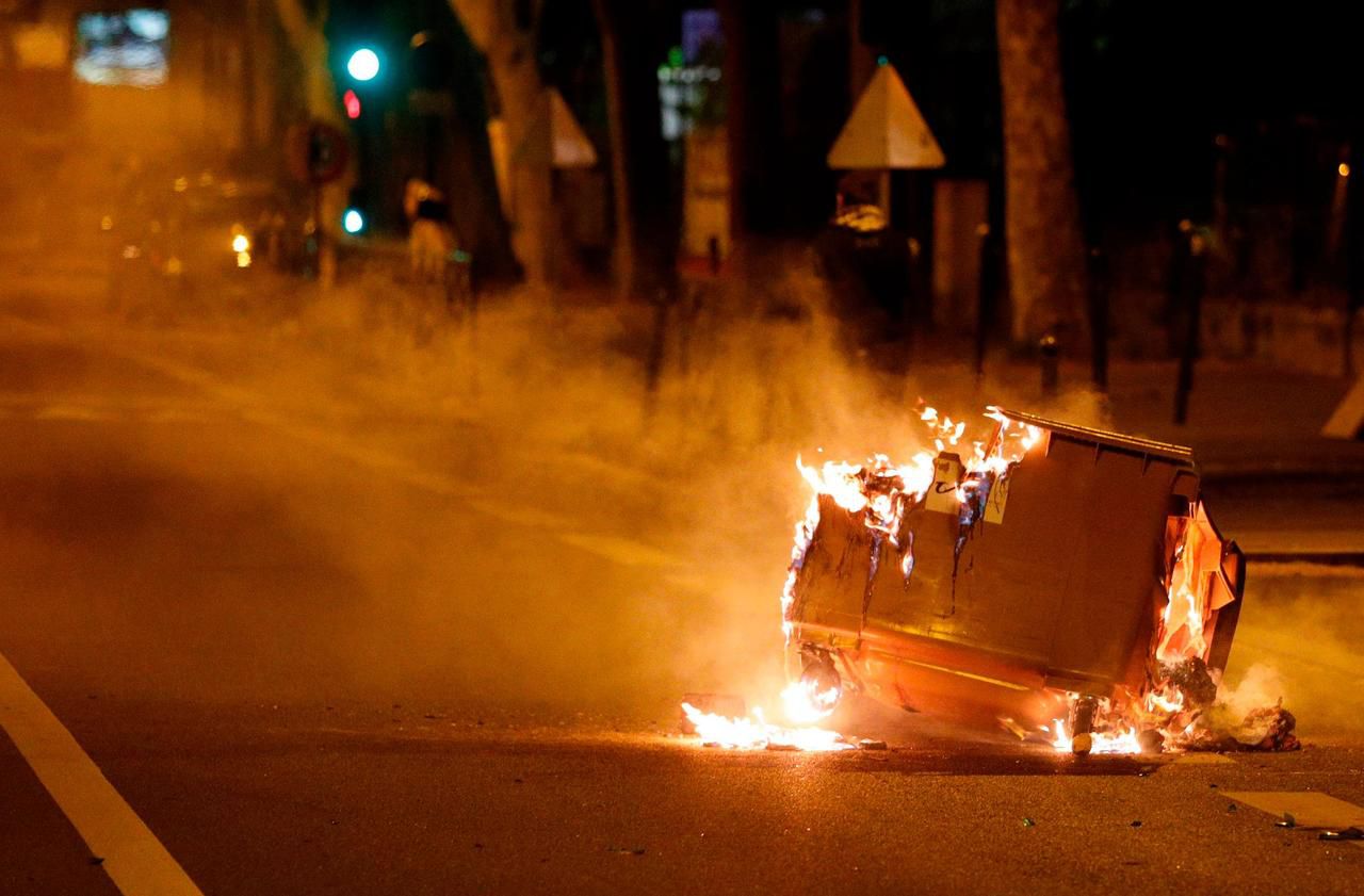 <b></b> Villeneuve-la-Garenne, lundi 20 avril. Poubelles incendiées, tirs de feu d’artifice et affrontements avec la police ont émaillé la soirée. 