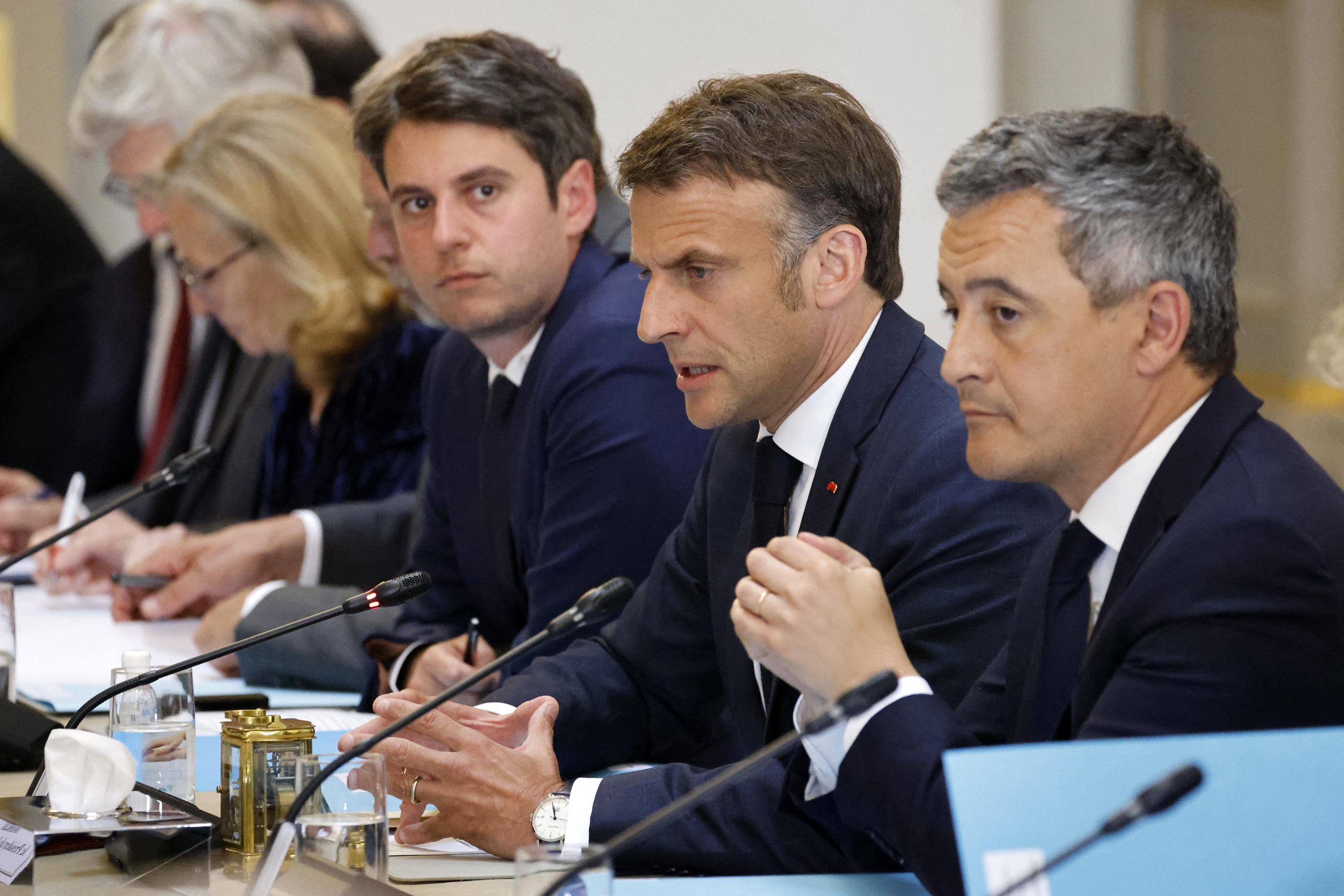 Emmanuel Macron a confié aux ténors de la majorité, dont Gabriel Attal et Gérald Darmanin, la tache de former une coalition pour ce lundi. AFP/Ludovic Marin