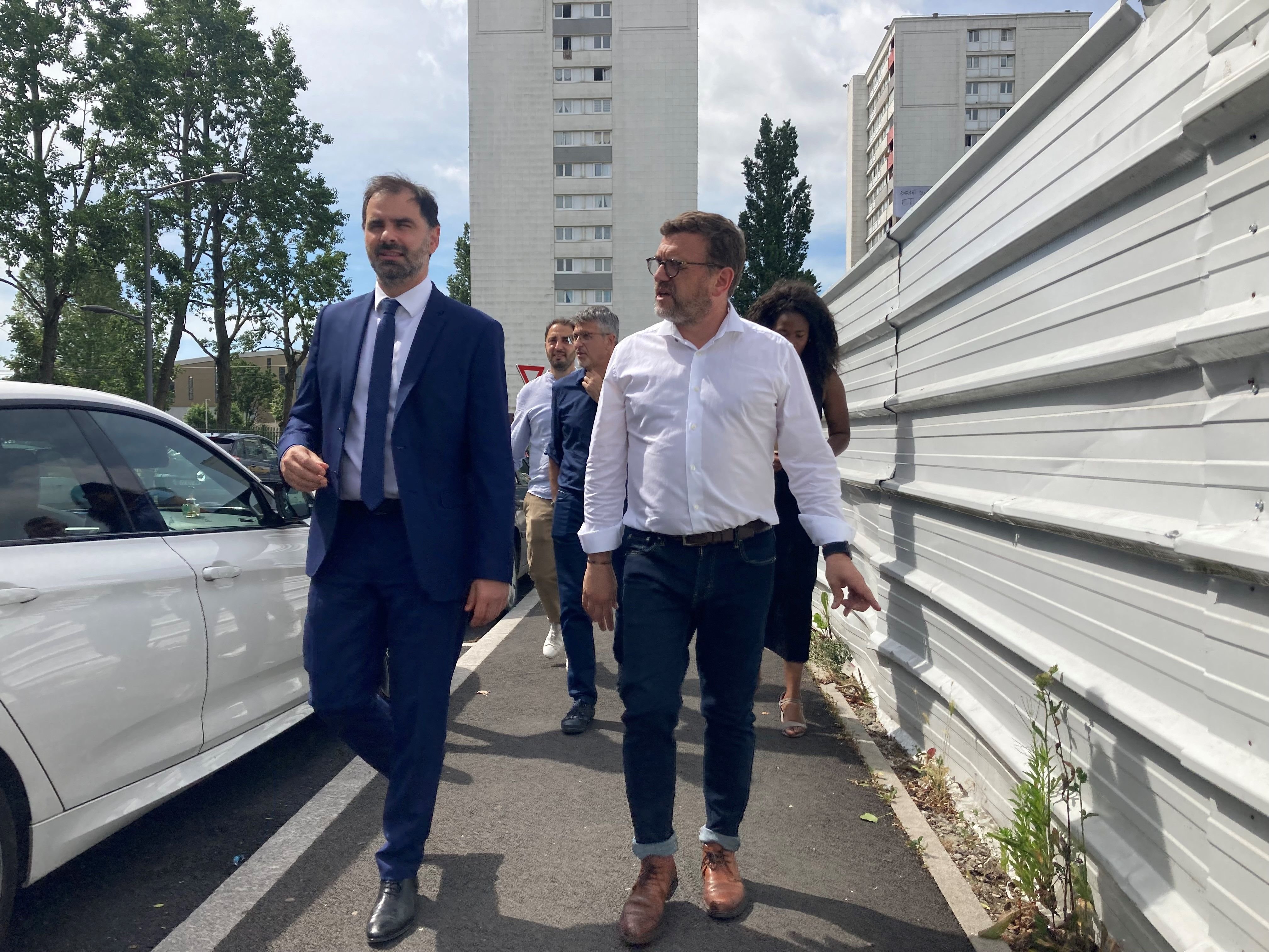 Clichy-sous-Bois (Seine-Saint-Denis), le 17 juin 2021. Laurent Saint-Martin, candidat LREM aux élections régionales a été reçu par le maire (DVG) Olivier Klein dans sa ville de Clichy-sous-Bois. LP/Agnès Vives