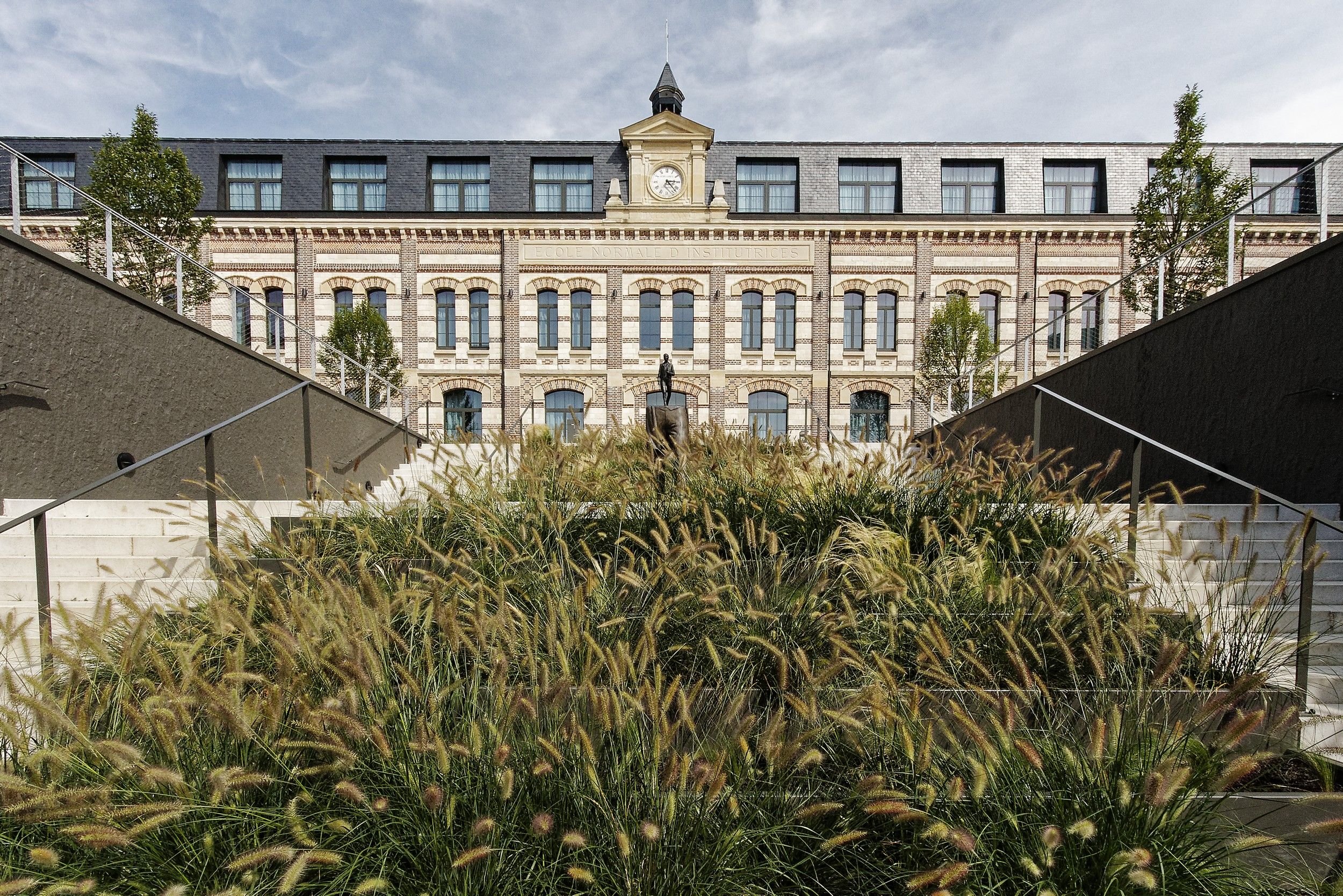 L'ancienne école normale des institutrices, fermée en 1991, abrite désormais 85 chambres mais aussi un restaurant et un spa. #Presse30