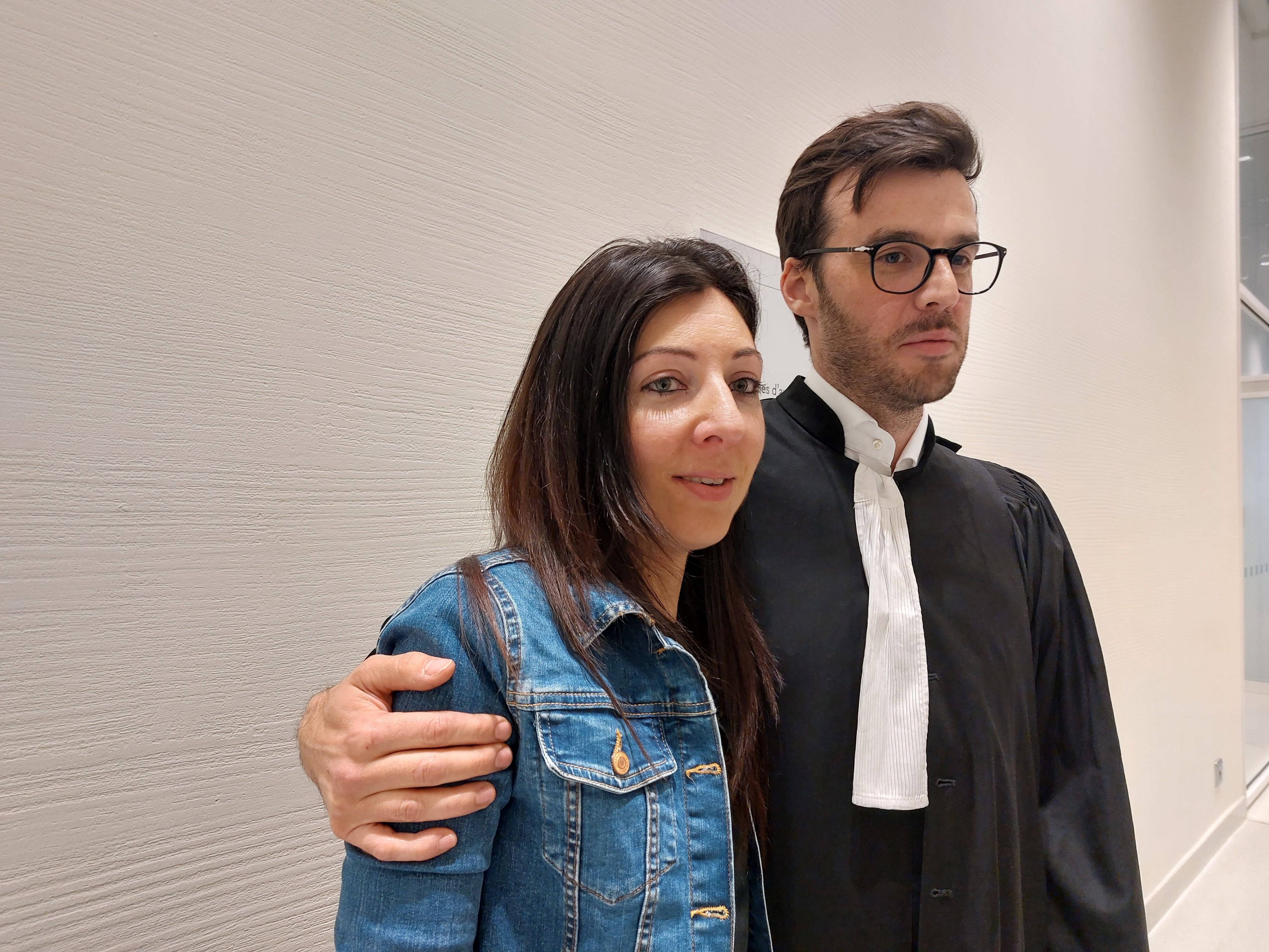 Laura Rapp, ici avec son avocat Me Arnaud Godefroy, à la sortie de la 17e chambre correctionnelle du tribunal de Paris. LP/Carole Sterlé