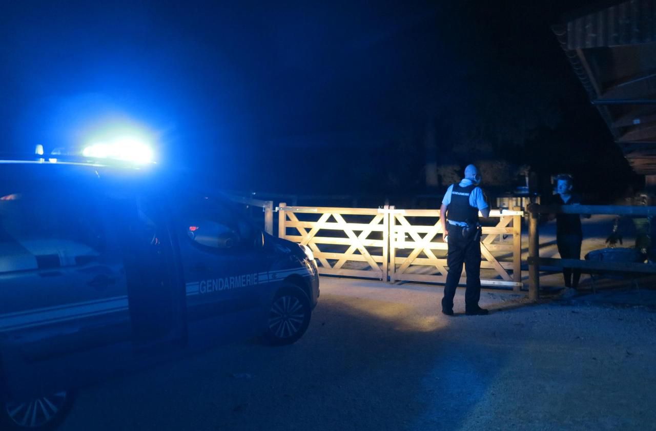 <b></b> Achères-la-Forêt, mardi 22 septembre. Les gendarmes ont effectué des patrouilles pour repérer d’éventuels drones et rassurer les propriétaires de chevaux.