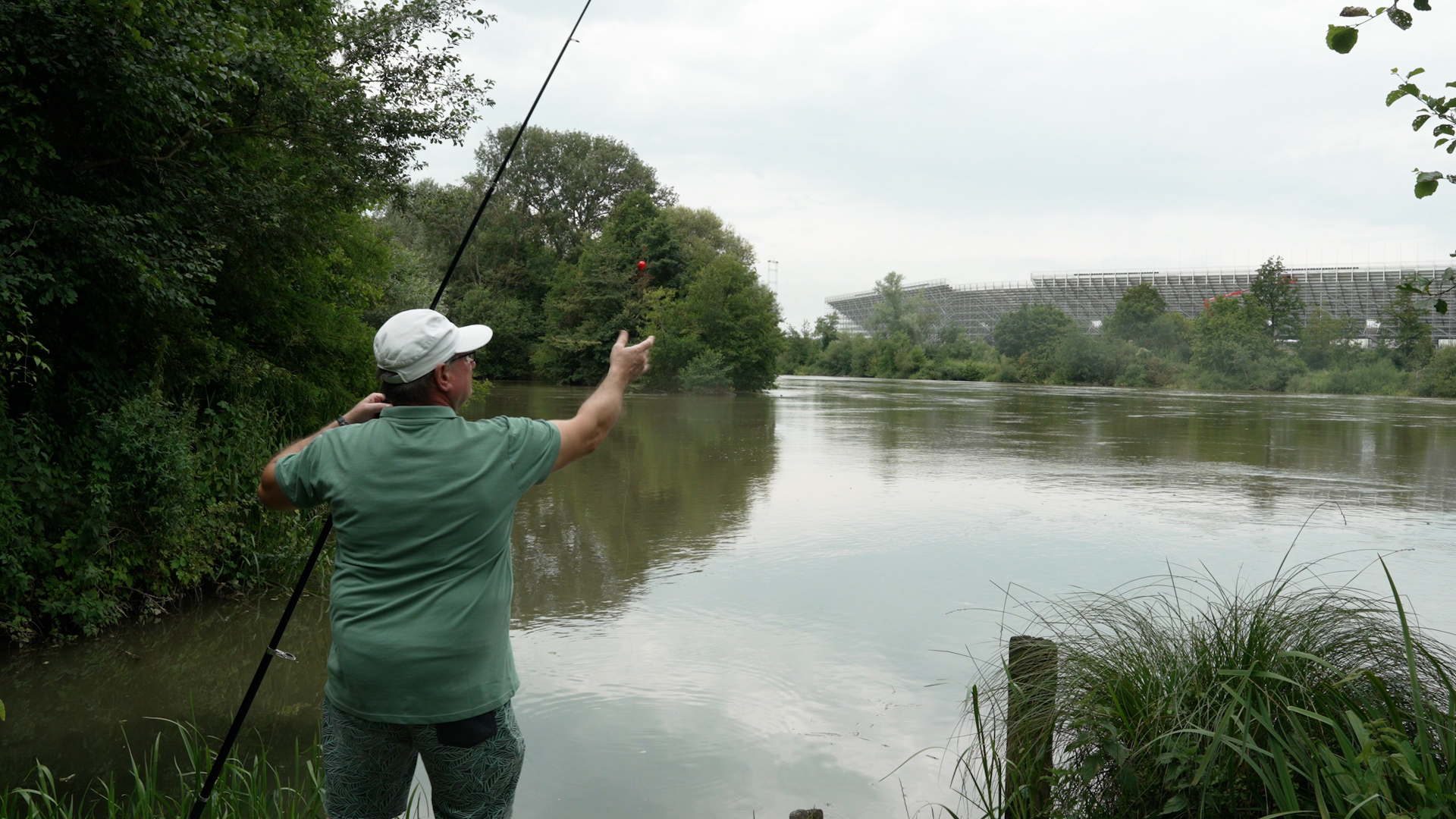 Un pêcheur devant les tribunes du stade nautique de Vaires-sur-Marne (77), le 9 juillet 2024