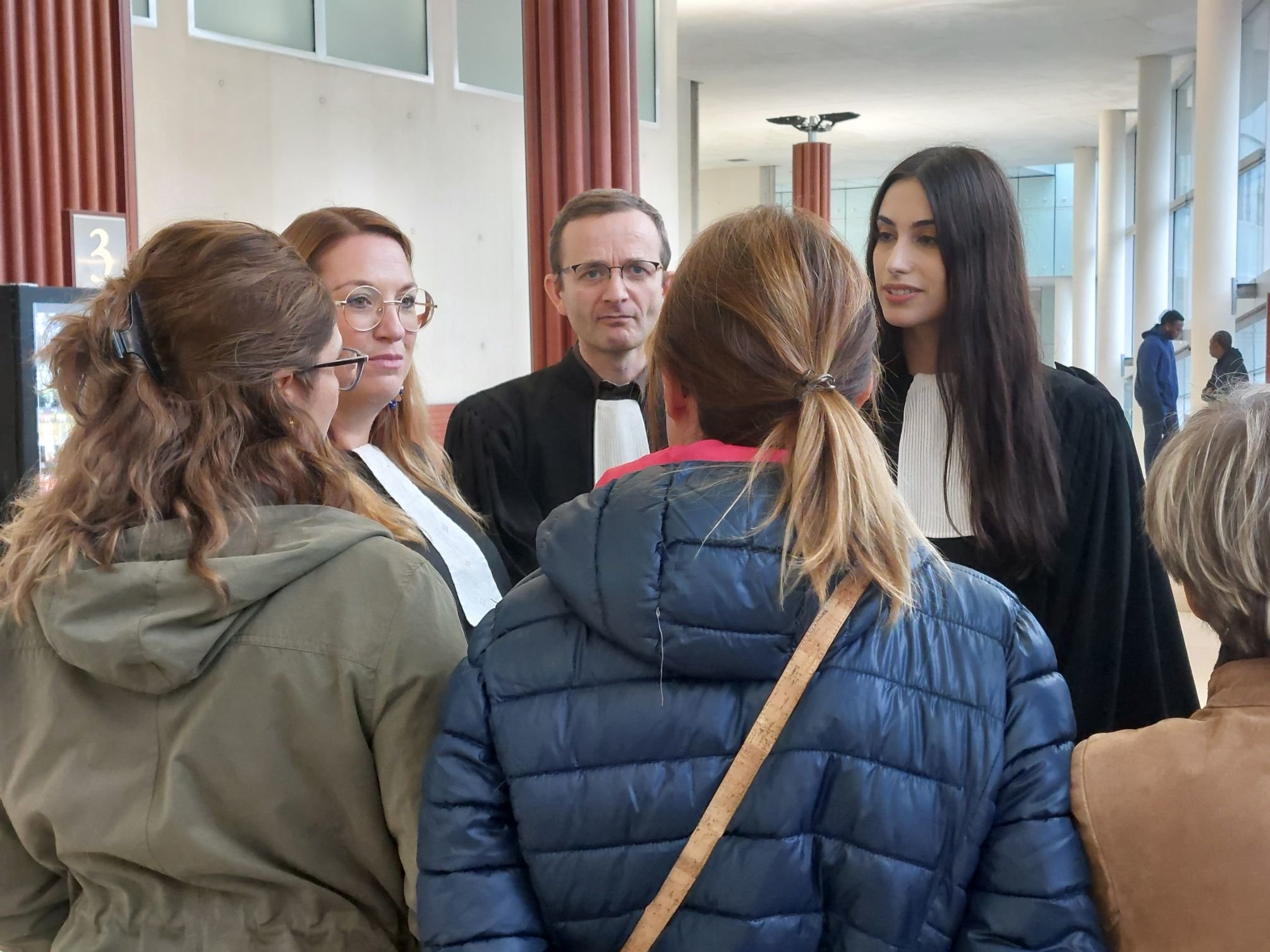 Pontoise, mercredi 18 octobre. Les avocat de la partie civile MMe Marion Ménage, Vincent Lacourt et Myriam Mahjoubi avec leurs clientes, victimes de harcèlement moral. LP/T.C.