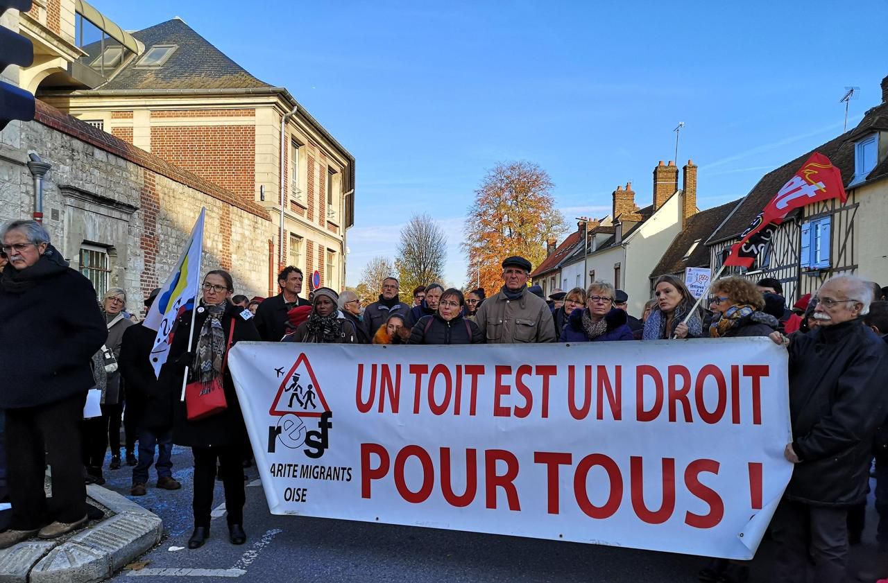 <b></b> Professeurs, associations de solidarité, parents d'élèves ont manifesté devant la préfecture de Beauvais pour que des solutions soient apportées aux familles à la rue avec leurs enfants.