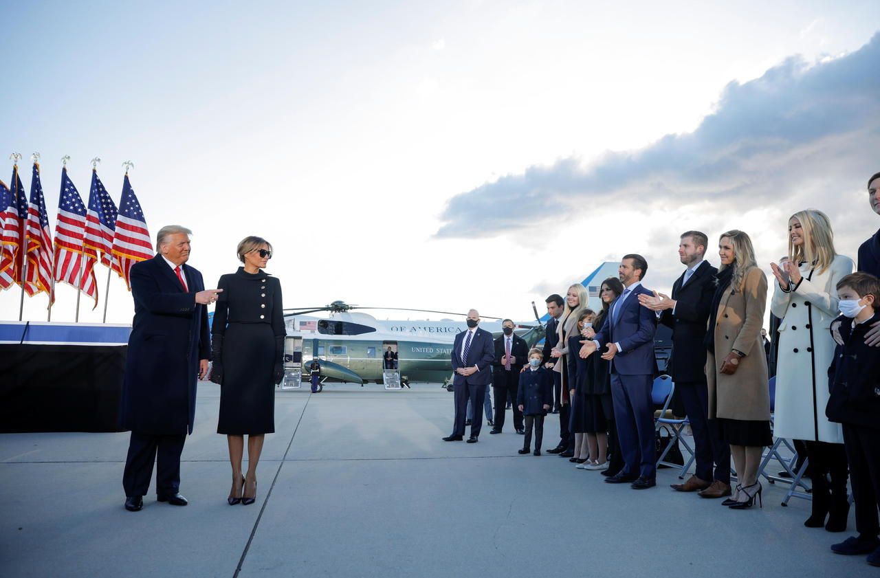 <b></b> Sur le tarmac de la base d’Andrews, Donald et Melania Trump saluent leurs proches, au premier rang desquels les enfants du président. 