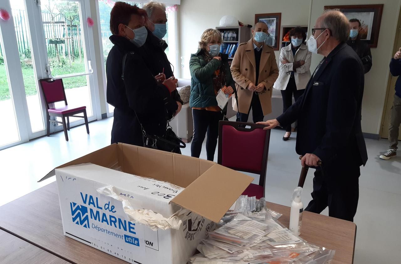 <b></b> Villeneuve-Saint-Georges, lundi matin. La première distribution de masques au sein de la résidence Arthur-Rimbaud avec la conseillère départementale (LFI) Nathalie Dinner, le président (PCF) du conseil départemental Christian Favier, la maire (PCF) Sylvie Altman et le président de Marianne Solidarités Michel Langlois.