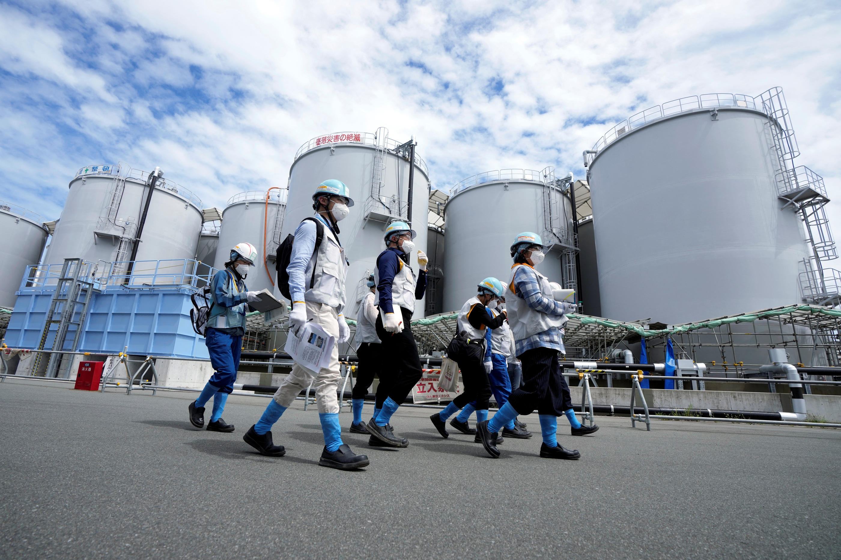 Les journalistes sont guidés à proximité de réservoirs contenant des eaux usées radioactives traitées. REUTERS/Pool/Eugene Hoshiko.
