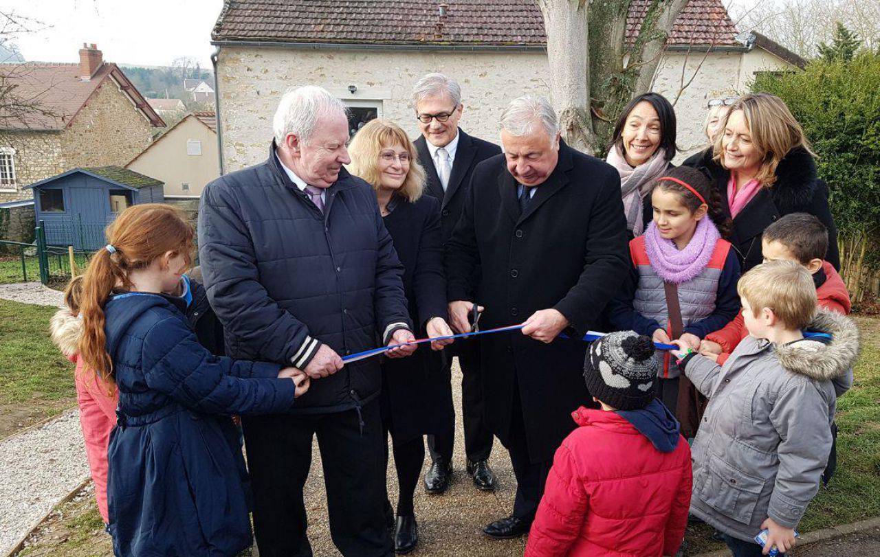 <b>Montalet-le-Bois.</b> L’école communale agrandie a été inaugurée samedi en présence notamment du président du Sénat (LR) Gérard Larcher (au centre). 