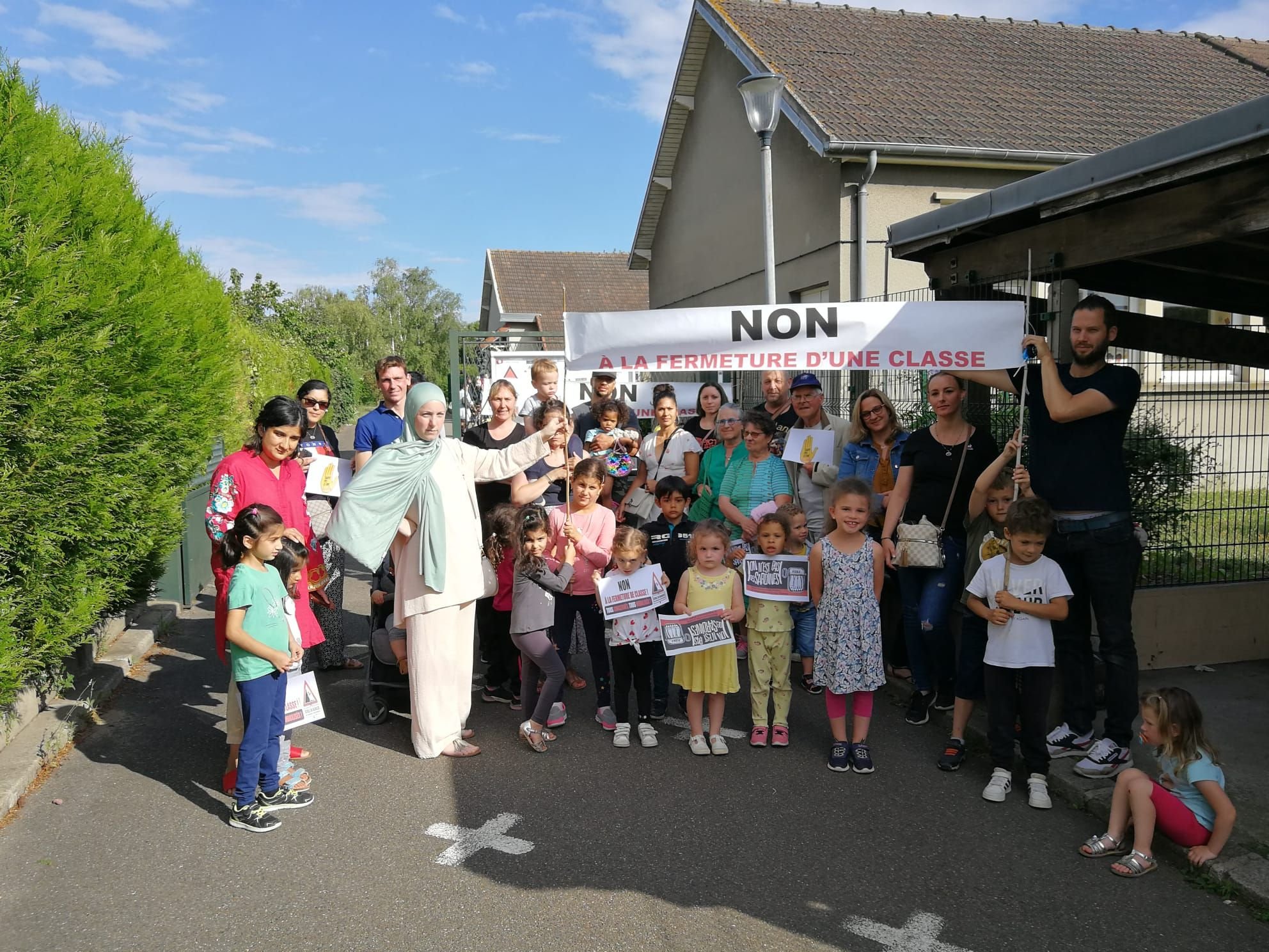 À l’école maternelle Henri-Fillette d’Éragny-sur-Oise, les parents se sont rassemblés, vendredi 24 juin, avant le conseil d’école, pour protester contre une fermeture de classe. DR.