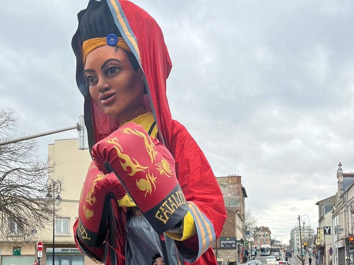 Champigny-sur-Marne (Val-de-Marne), ce samedi 9 mars. Anouk, la première marionnette géante a été dévoilée dans les rues. Elle en accompagnera quatre autres lors du passage de la flamme olympique cet été. DR
