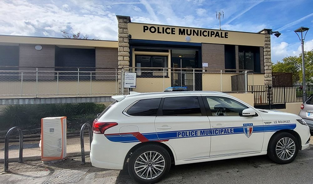 Dans la nuit du 28 au 29 juin, le directeur de la sécurité de la ville du Bourget était seul avec deux policiers municipaux et un adjoint au maire, à l'intérieur de ces locaux assaillis par de jeunes émeutiers. DR