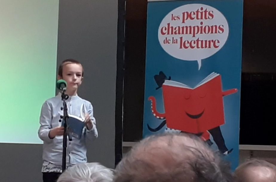 Enzo, 10 ans, après avoir remporté les championnats régionaux de lecture de sa catégorie (ici au Havre), représentera la Normandie lors des championnats de France, à la Comédie Française, le 28 juin prochain./DR