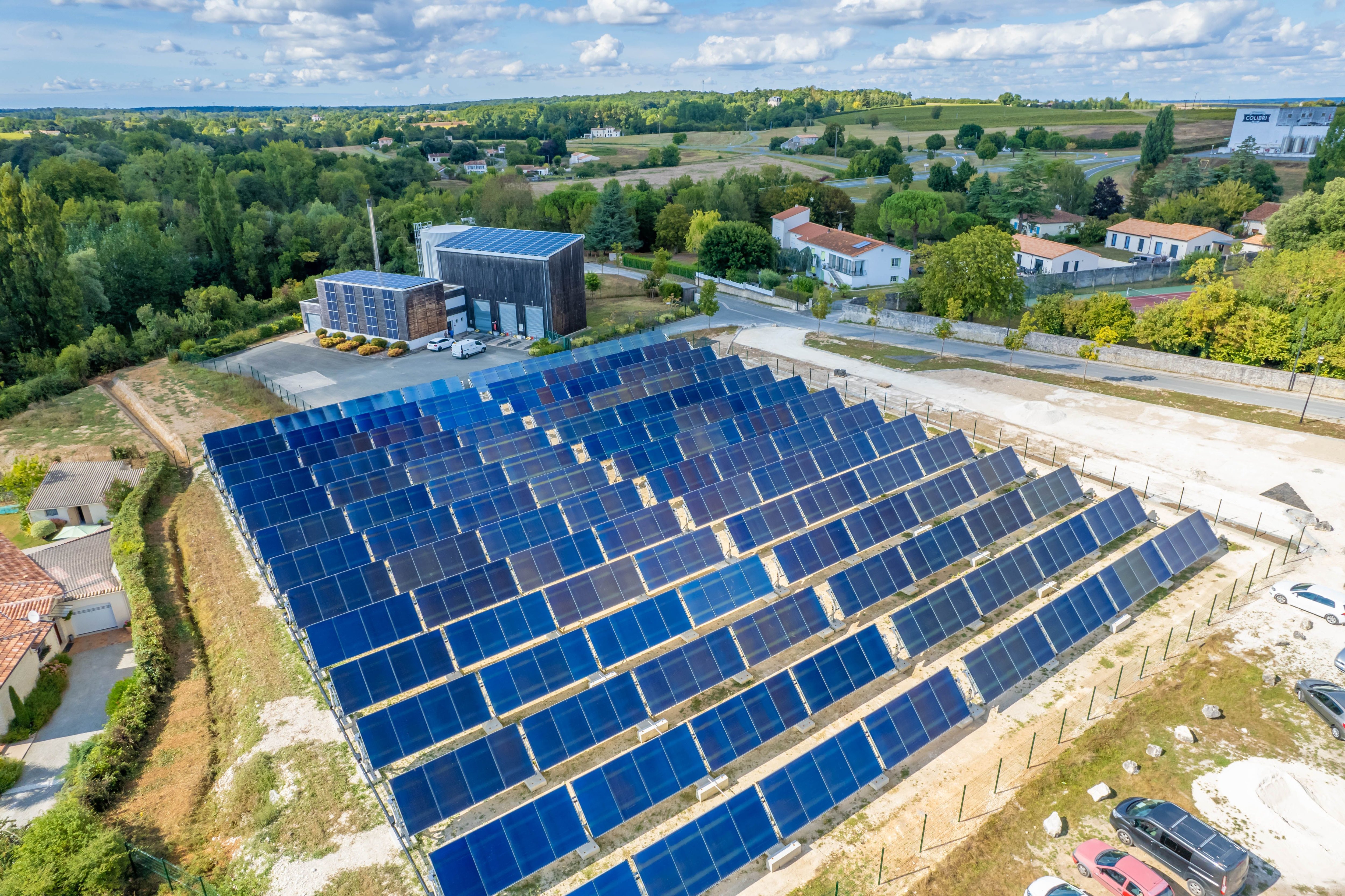 Ecolo et économe: à Pons, la centrale solaire thermique produit  uniquement de l'eau chaude - Le Parisien
