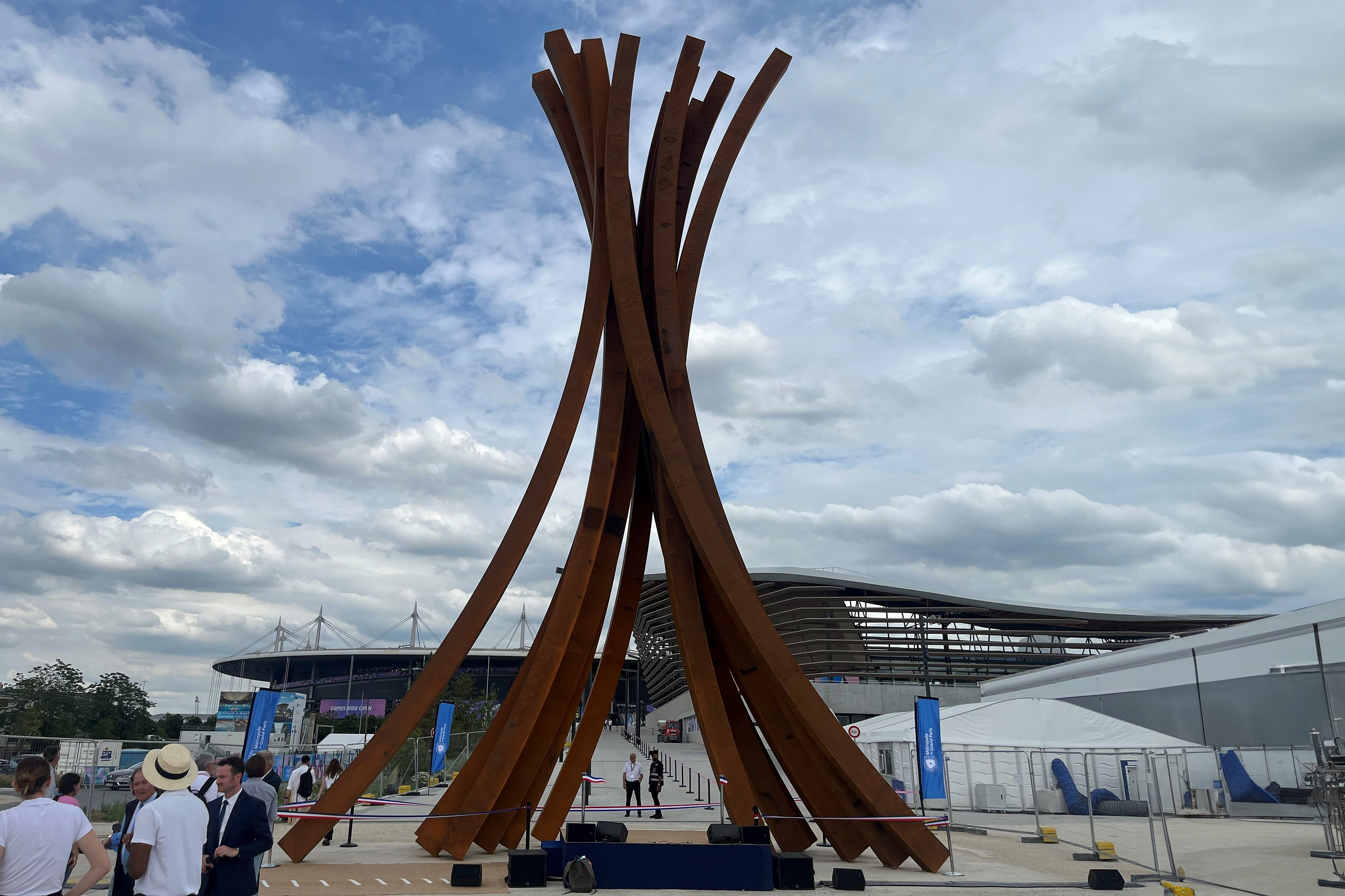 Saint-Denis, centre aquatique olympique, jeudi 11 juillet. Cette sculpture est composée de 14 arcs tous courbés à 54,5 degrés.