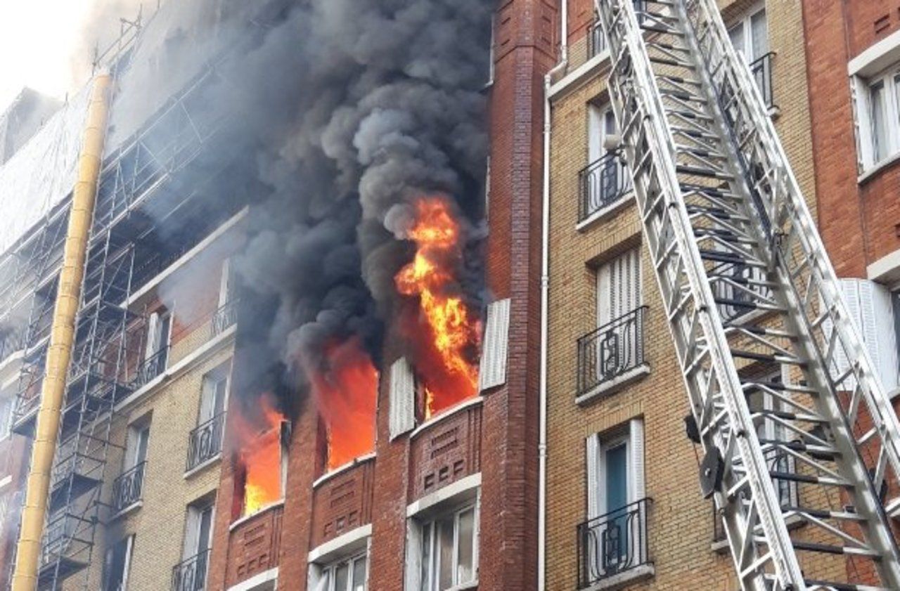 <b></b> Un immeuble du boulevard Brune est en proie aux flammes ce jeudi matin. 