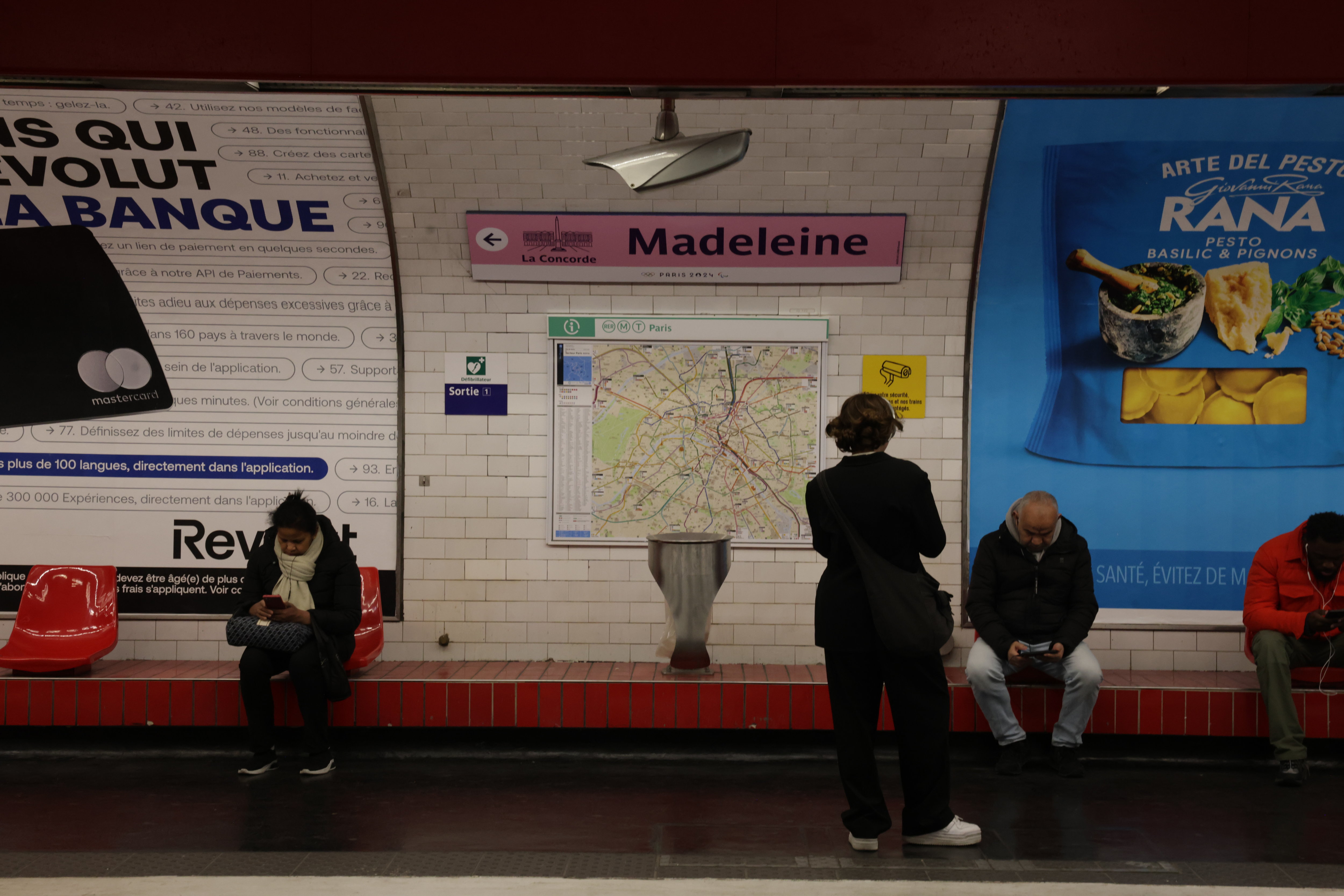 Paris, mercredi 24 avril. Des panneaux roses habillent la station Madeleine. C’est la couleur choisie pour la signalétique olympique. Et c’est ici qu’elle est testée pour le réseau du métro. LP/Olivier Arandel