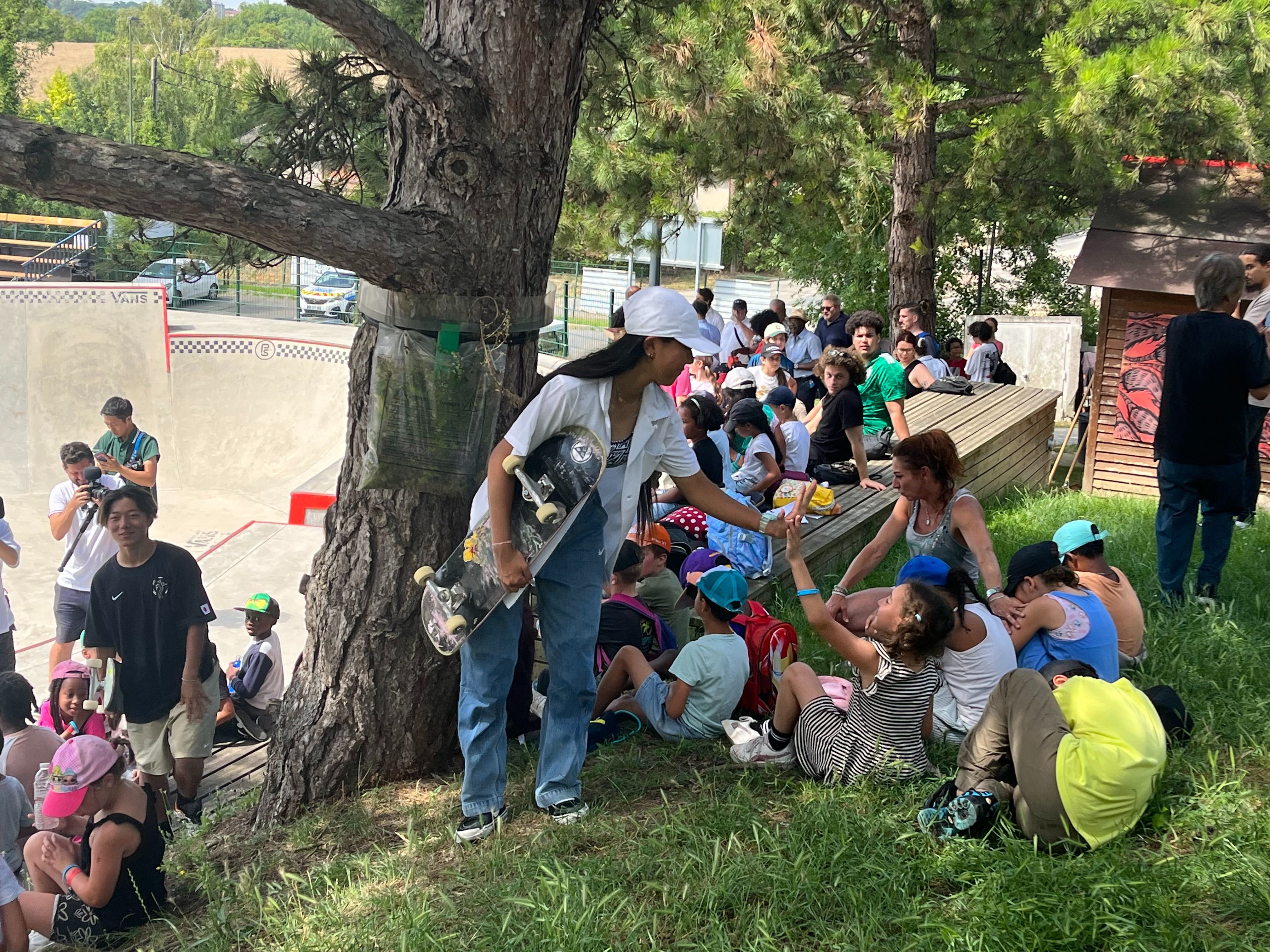 Chelles (Seine-et-Marne), ce mercredi 31 juillet. Après son entraînement au skatepark Cosanostra, Kokona Hiraki, 16 ans, médaille d’argent aux Jeux de Tokyo, en 2021, a pris le temps de saluer les enfants présents. LP/Orianne Gendreau