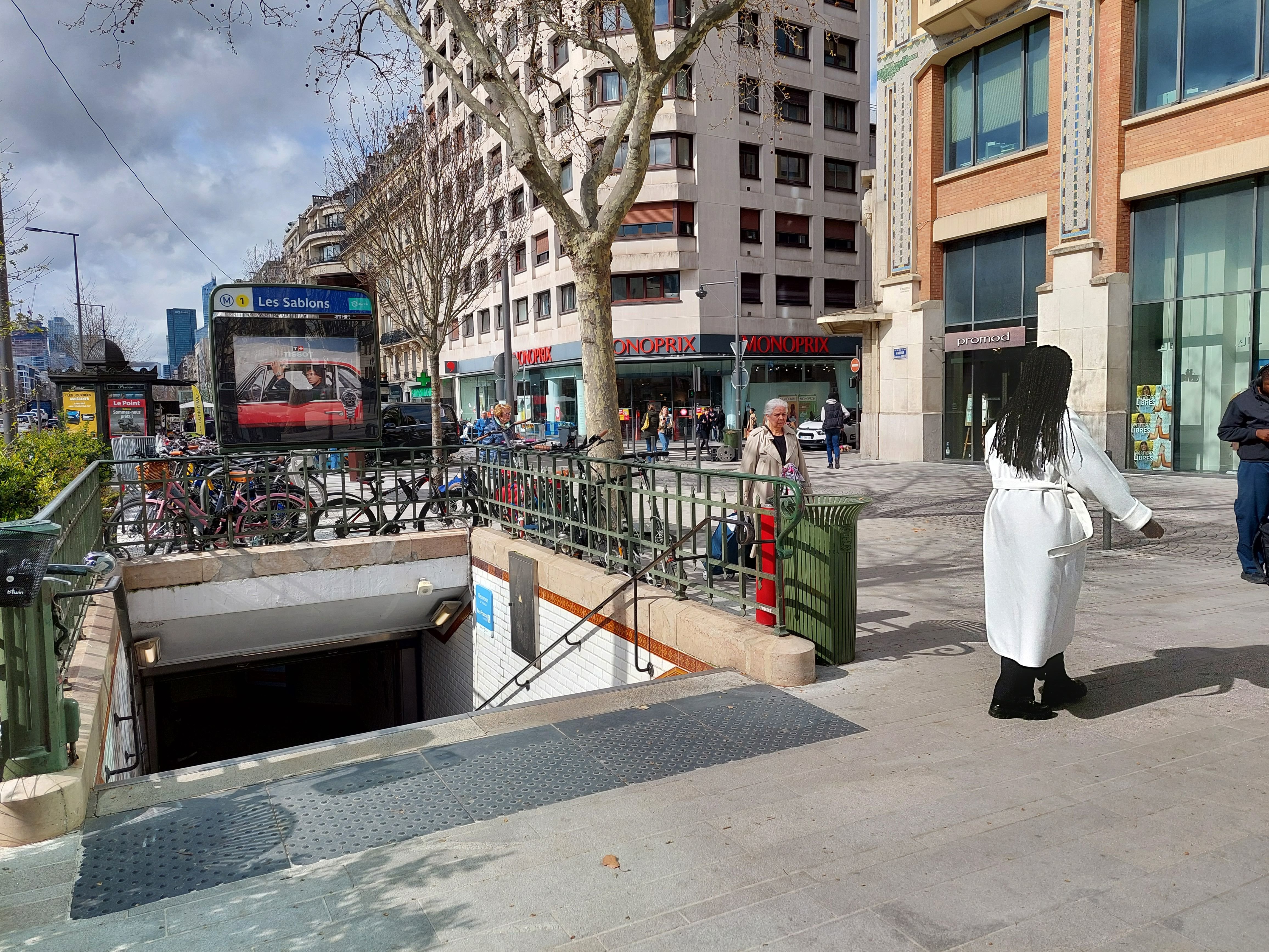 L'agression a eu lieu, dimanche sur l'avenue du Général De Gaulle, près du métro Les Sablons. La victime, une jeune femme de 16 ans, a été frappée à plusieurs reprises au thorax. LP/D.L.