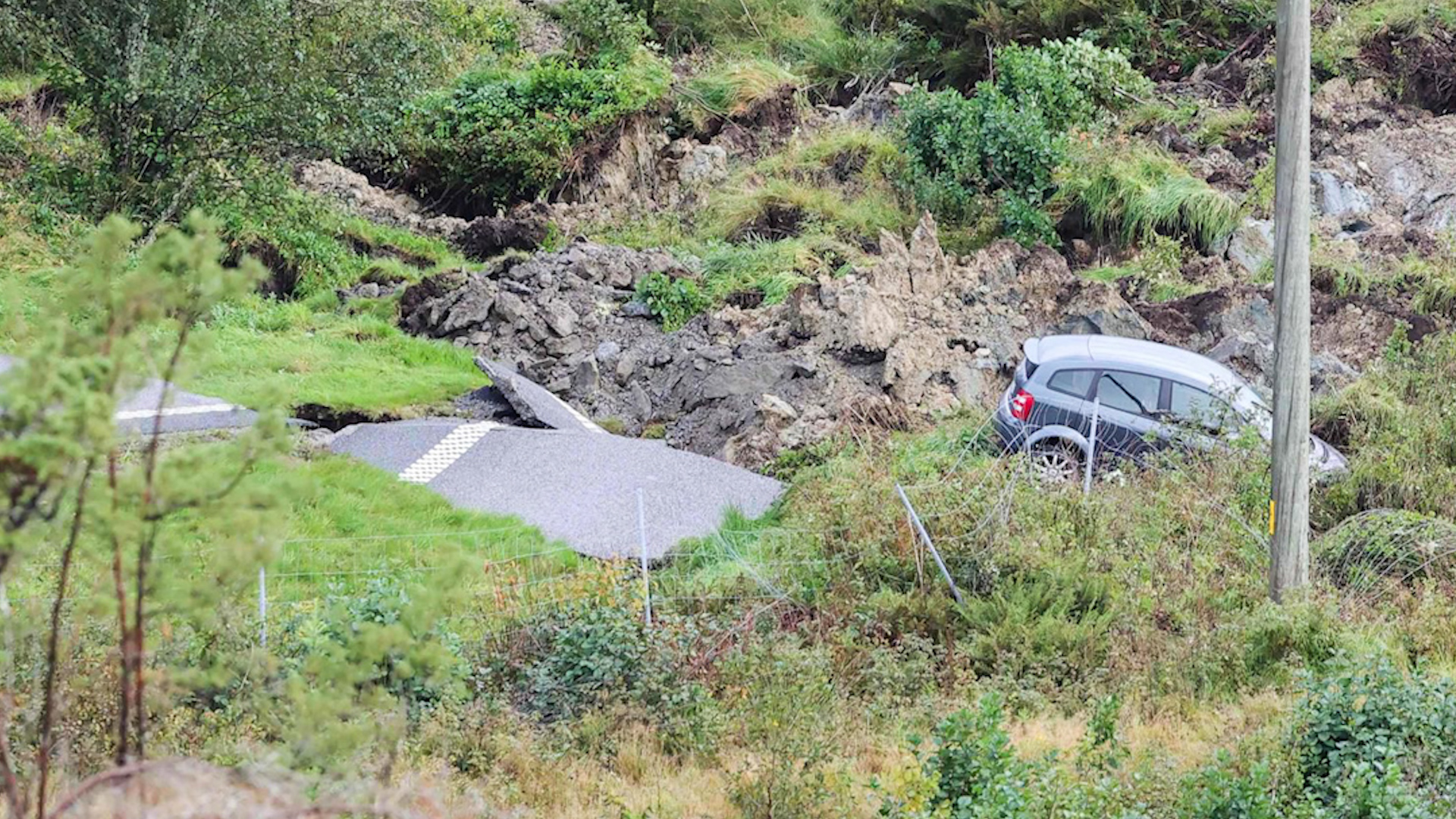 Une autoroute s'est effondrée samedi sur plus d'une centaine de mètres près de Göteborg dans le sud-ouest de la Suède, renversant des véhicules et faisant trois blessés légers