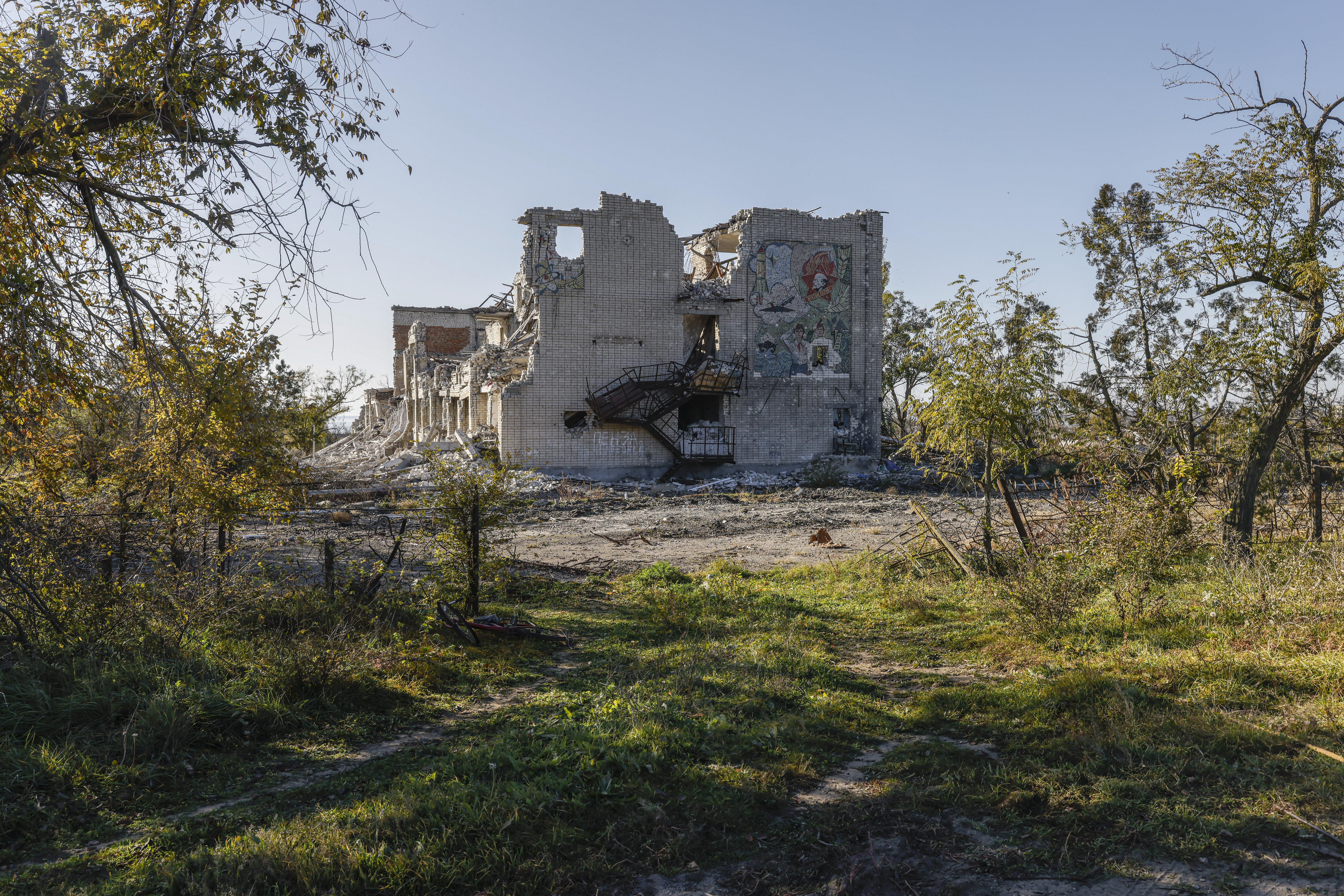 Le long de la T1501, ce bâtiment avec le profil de Lénine, vestige de l'époque soviétique, a été détruit par les combats qui ont opposé les Russes aux Ukrainiens. LP/Olivier Corsan