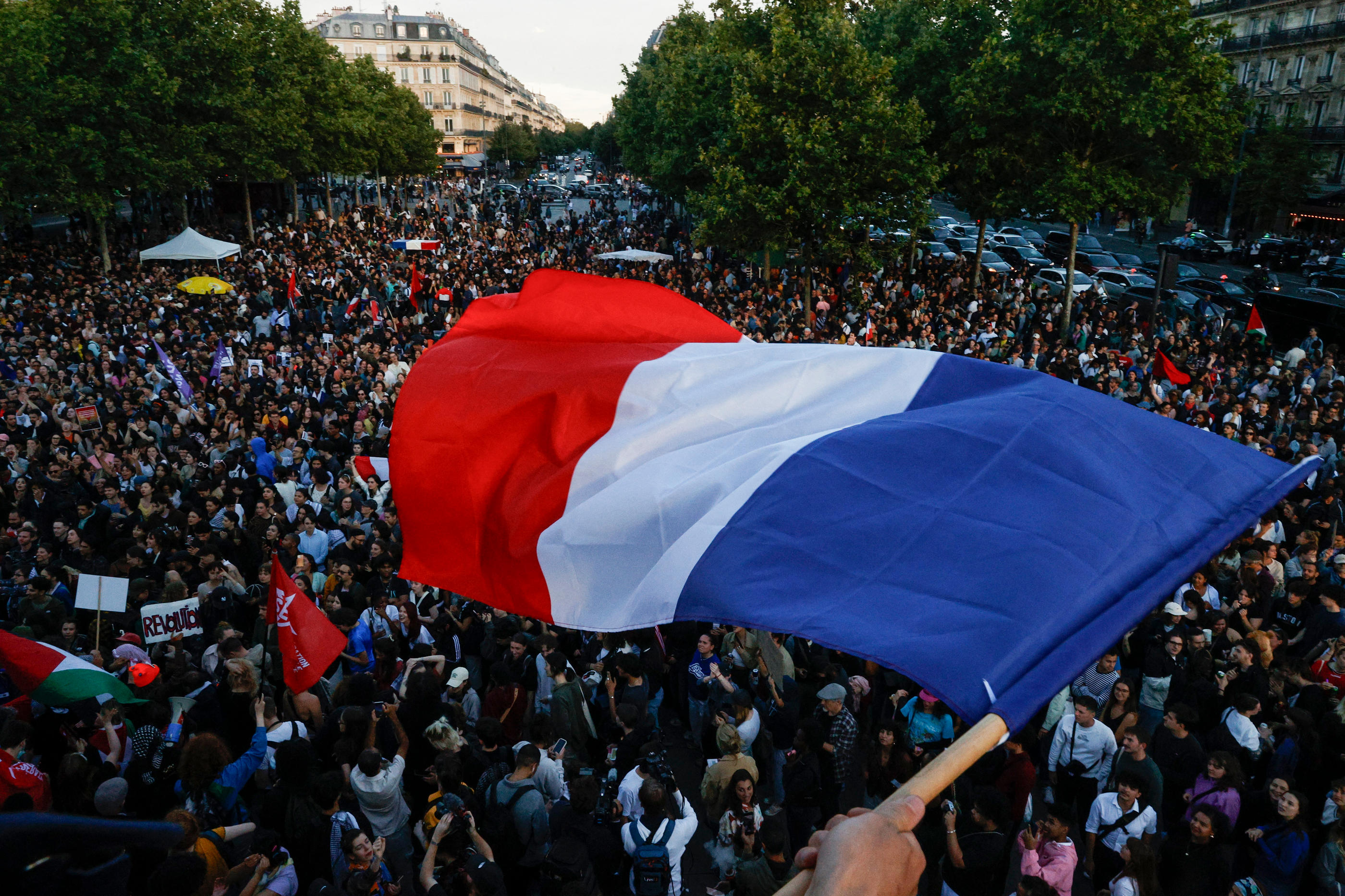 Rassemblement place de la République à Paris après la divulgation des résultats du second tour, dimanche 7 juillet. REUTERS/Abdul Saboor