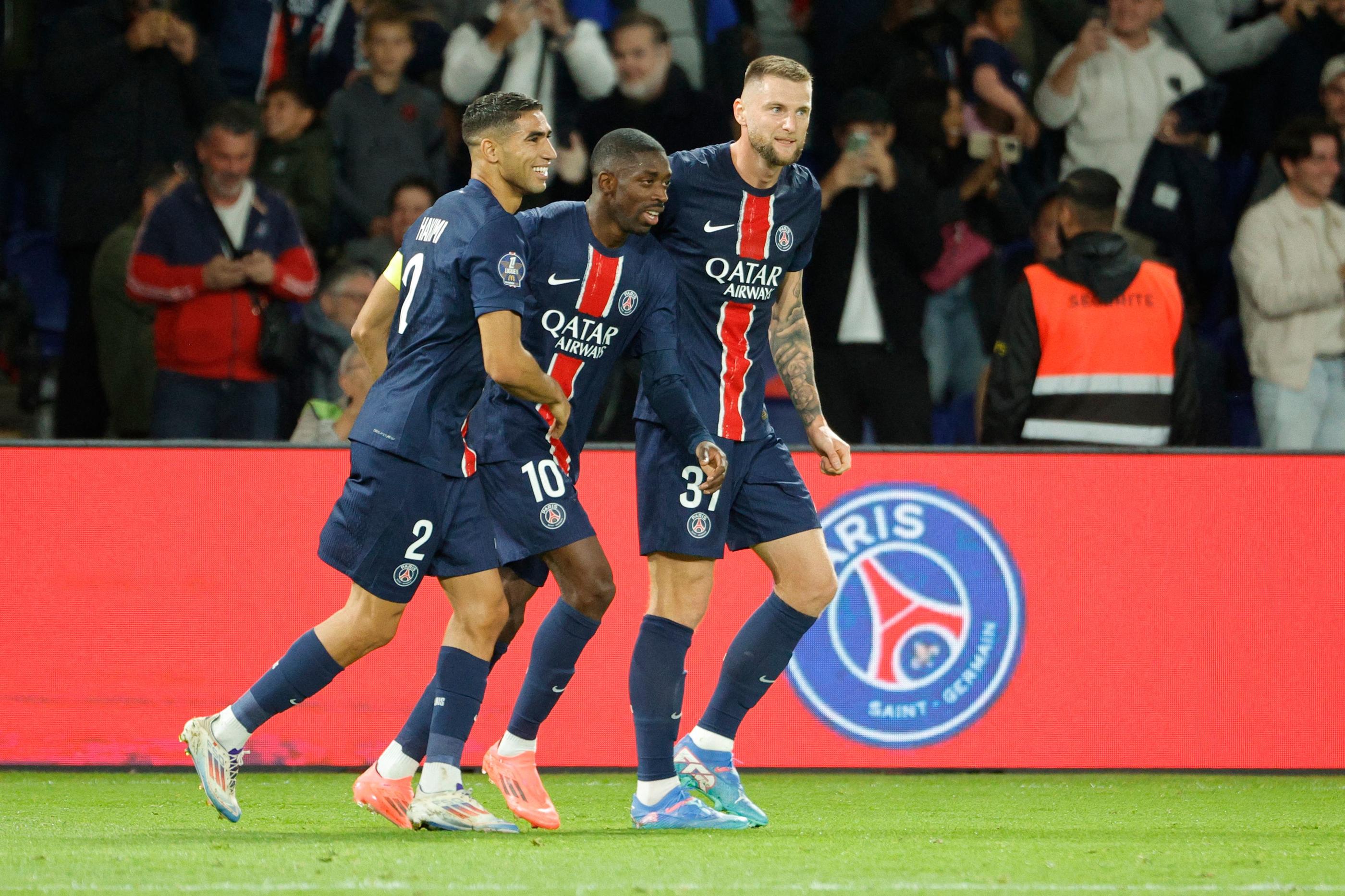 La joie d'Ousmane Dembélé, entouré par Milan Skriniar et Achraf Hakimi, après son but inscrit contre Brest avec le PSG, le 14 septembre 2024. (Photo by GEOFFROY VAN DER HASSELT / AFP)