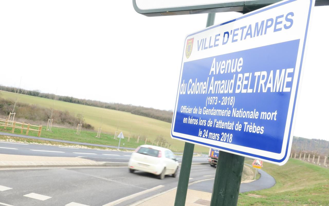 <b></b> Etampes, ce mardi 18 décembre 2018. Une avenue au nom d’Arnaud Beltrame, gendarme tué dans l’attentat de Trèbes et né à Etampes a été inaugurée.