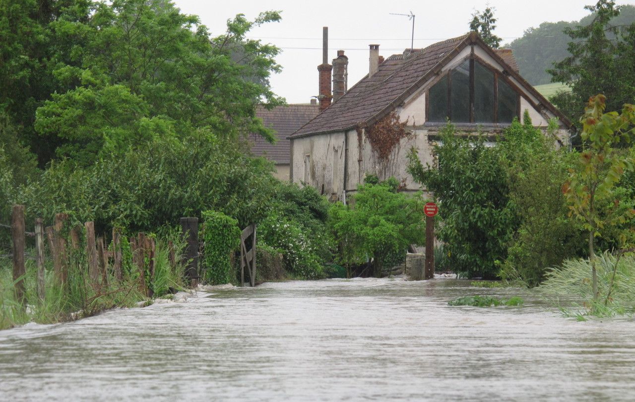 <b>Villette, ce mardi midi.</b> Une partie de ce village, proche de Mantes-la-Jolie, s’est retrouvée piégée par les eaux en provenance de la Vaucouleurs mais aussi des champs voisins. 