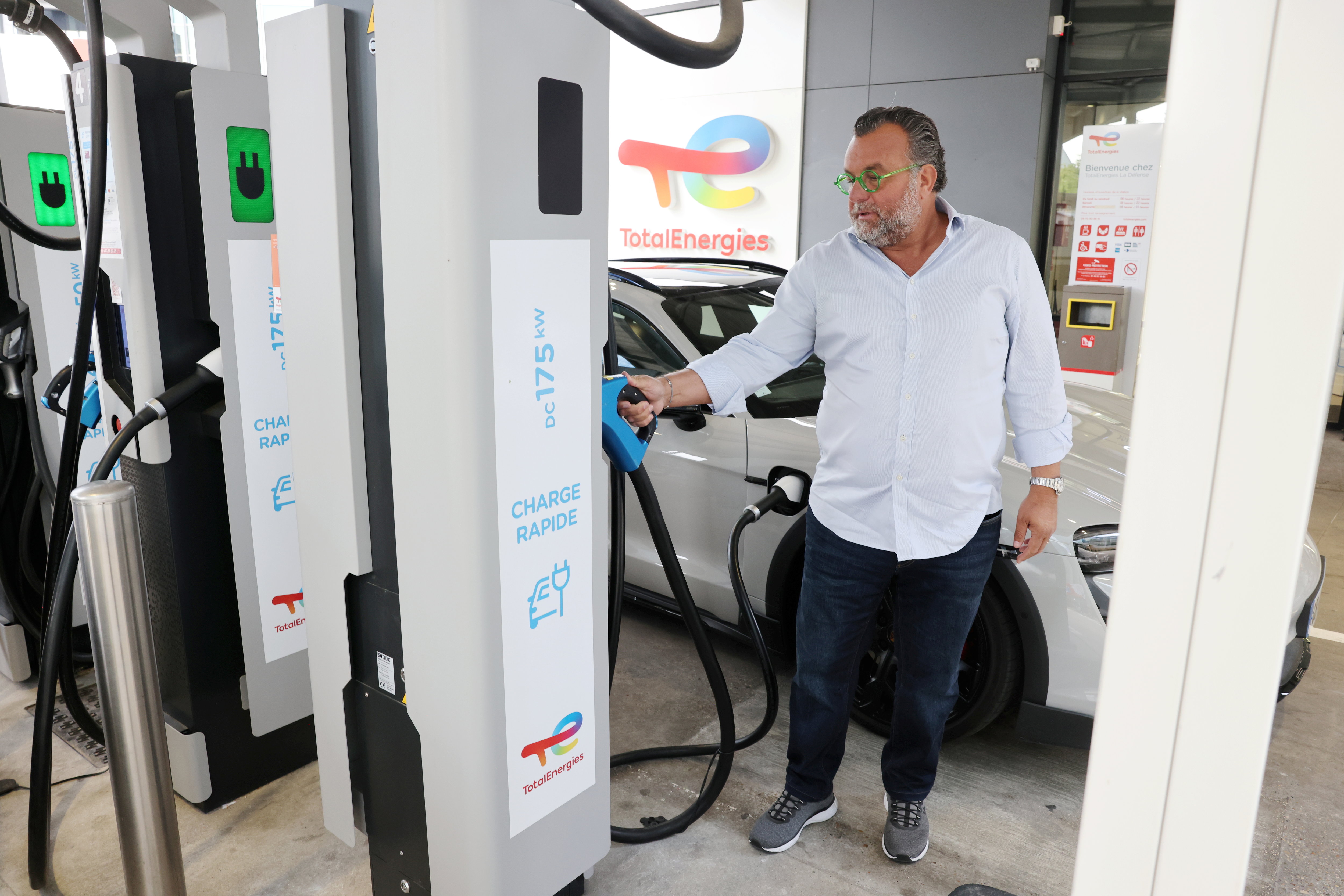 À Paris, Total frappe un grand coup dans les bornes de recharge pour  véhicules électriques
